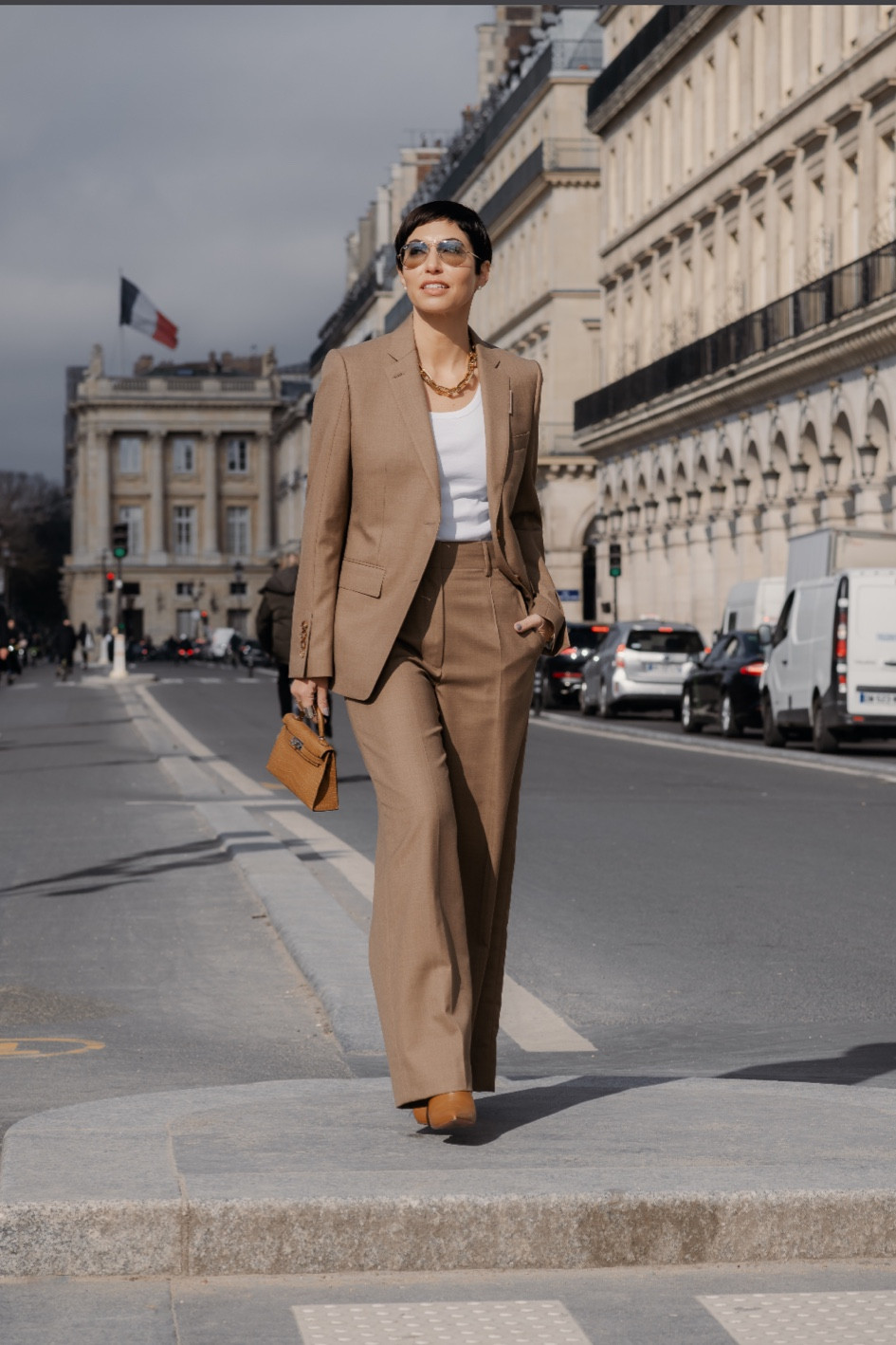 A Camel Suit • A closest must have for every girl boss 

#chrisapappas #chrisapappasstyle #inspiredbychrisa #ltkfashion #style #camelsuit #fashiongram #burberrymoment #stylemoment #hermes 