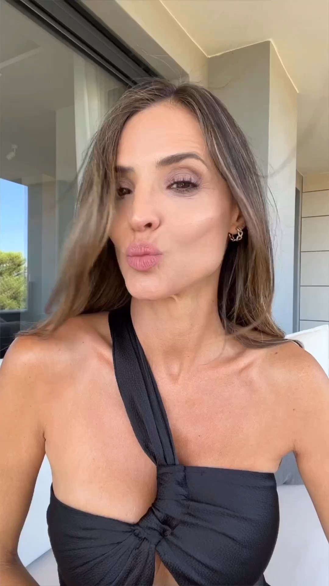 Te comparto algunos de mis labiales favoritos 💄

💄 Pillow Talk Original - Charlotte Tibury
💄 Joli Rouge Velvet 732 V Clarins
💄 Look of love - Wedding Belles- Charlotte Tibury
💄 Rouge Allure N°5 - 157 - Holiday 2021

Esta última es una edición limitada,  pero he dejado alternativas! 

#LTKeurope #LTKunder100 #LTKbeauty