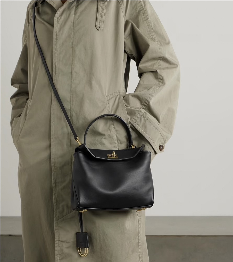 The most trending one recently, the #Balenciaga Rodeo leather bag. 
Mini / medium/ large 
Check this out ! 

Other choice of the Balenciaga is on sale at Cettire with good price as well!!! 

Now :HK$15,664.64
Before: HK$17,648.88


#RodeoLeatherBag #handbag #trending #巴黎世家 #手袋 #包包 #皮具 #leather 

#LTKbag #LTKtravel #LTKstyletip