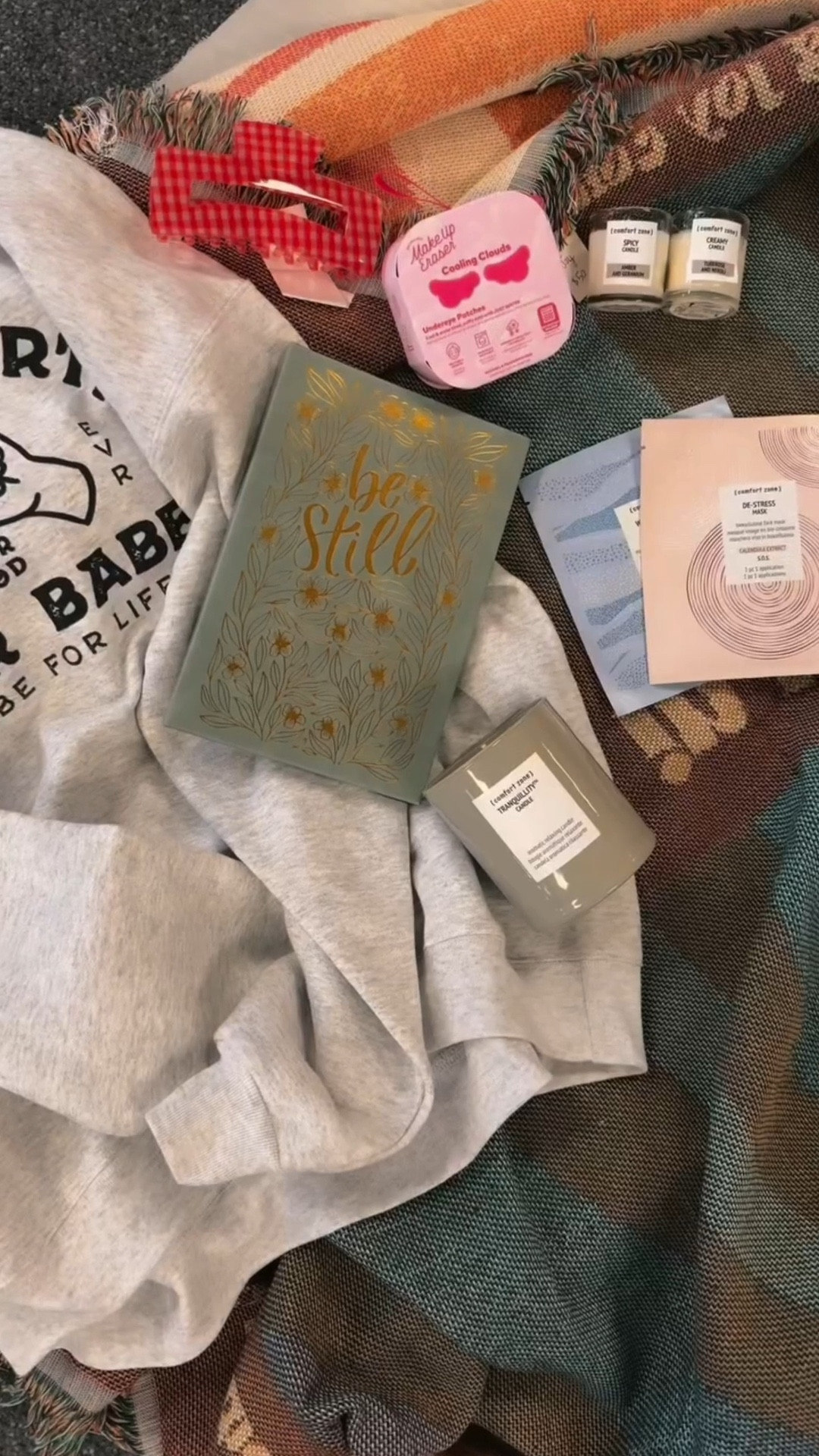 Why sunny day shopping is overrated… I can’t be the only one who buys dressier items on a nice day, but lack comfy casuals I would’ve purchased on a dreary day like today. Therefore, rainy day shopping is also essential. 🤍