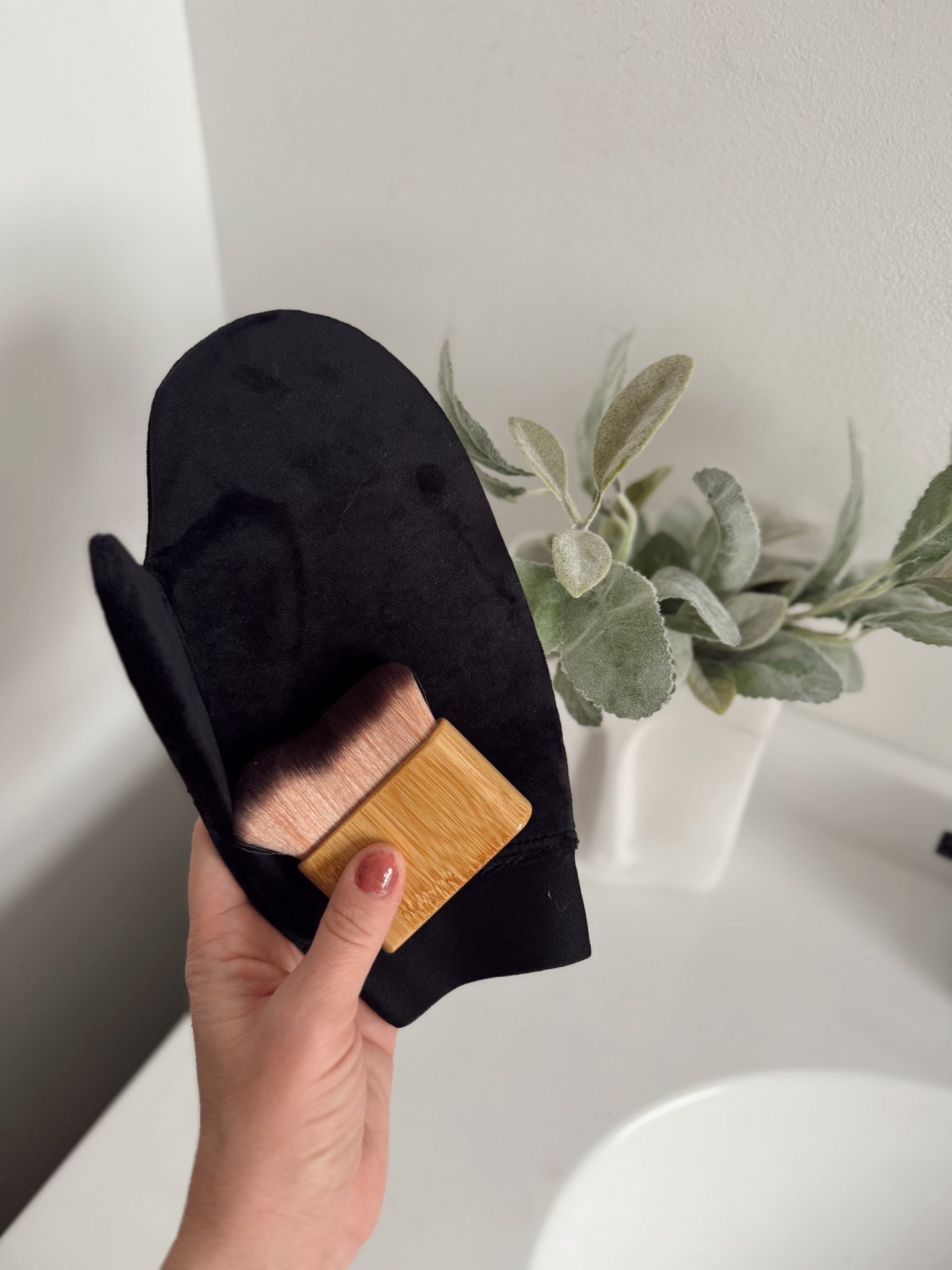 Self tanning mitt and brush. Great for tops of hands and feet & face application. 

#LTKBeauty #LTKselfcare #LTKgrwm