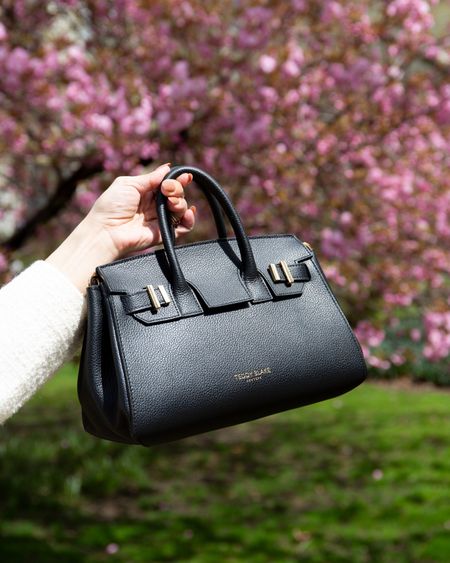 Sweet + petite @teddy_blake 🧁🌸🖤

The new Gigi handbag encapsulates Teddy Blake's modern-classic appeal. Made in Italy from soft pebbled leather the semi structured silhouette is reworked to fit an on-the-go lifestyle.

#teddyblake #teddyblakenewyork #blackbag #springfashion #stylingtips #ltkitbag



#LTKworkwear #LTKitbag #LTKstyletip