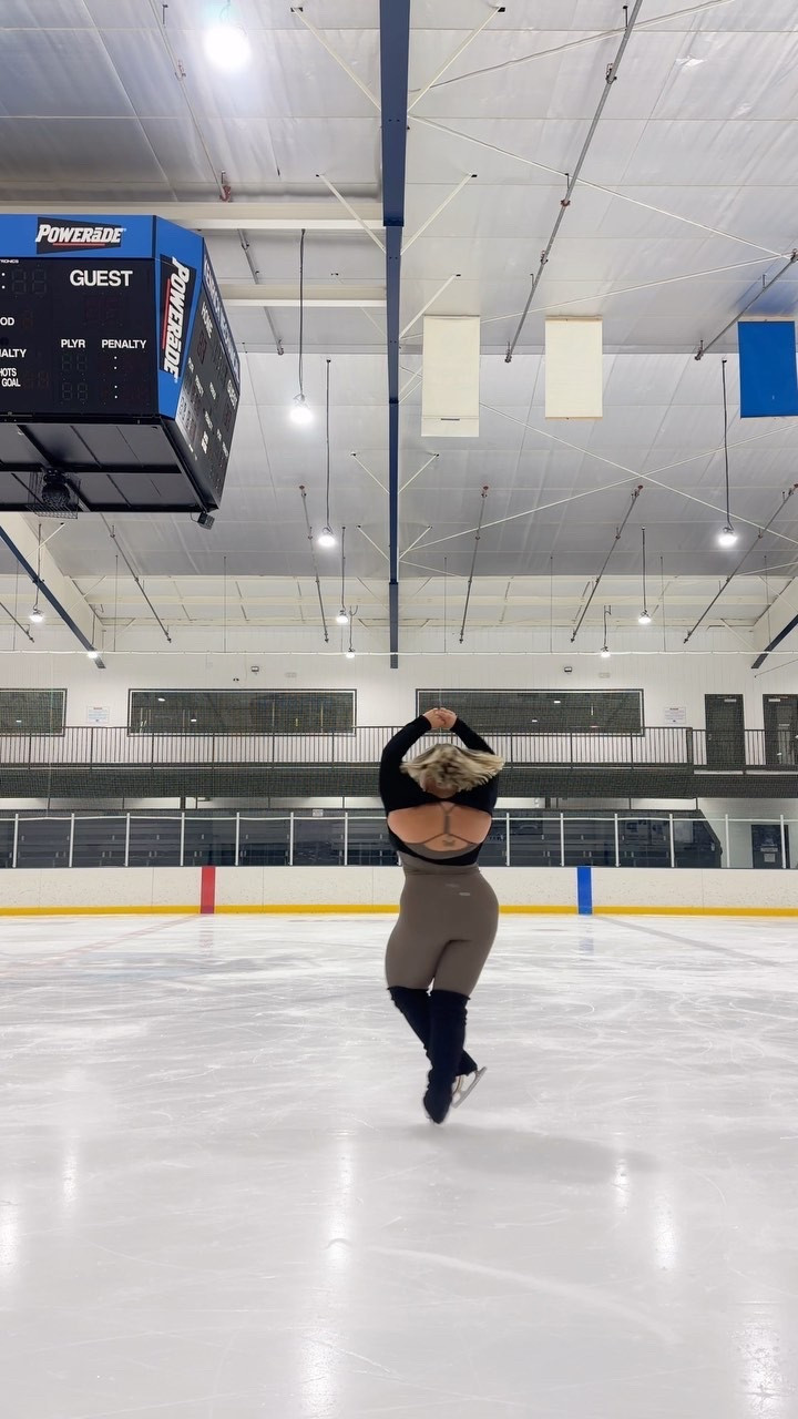 brown set - team self love - size XL

https://tslcollection.com/collections/shop-all/products/luna-legging-macchiato

https://tslcollection.com/collections/shop-all/products/soul-tank-macchiato

leg warmers - amazon
https://a.co/d/5mzCsaQ

black top - halara - size XL

#LTKActive #LTKMidsize #LTKPlusSize