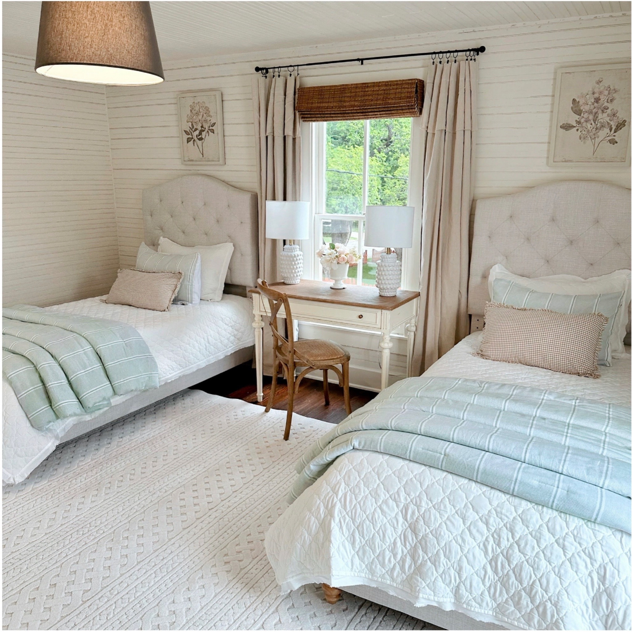 Jessie rug and MTH bedding, lamps, furniture and wall art from @walmart! #walmartpartner #walmarthome 