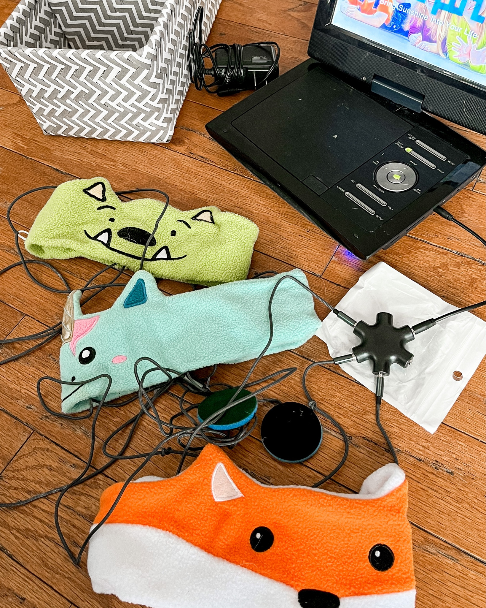 Thursdays Thing spring break read trip edition: cozy phones & splitter

#LTKTravel 