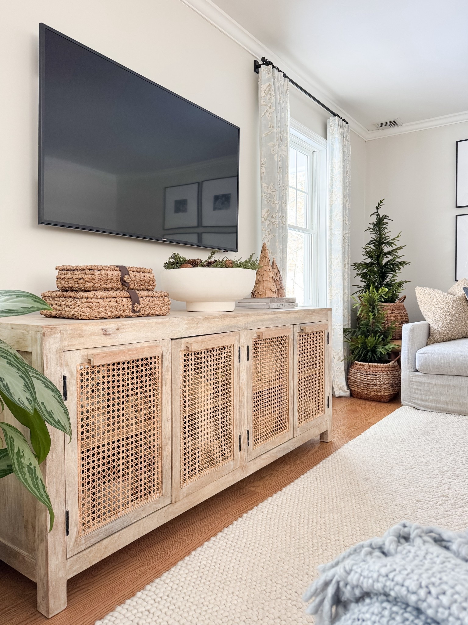 Cozy Living Area 

Neutral home  Home design  Coastal home  Trending home decor  Home styling  Living area gallery frames

#LTKHome