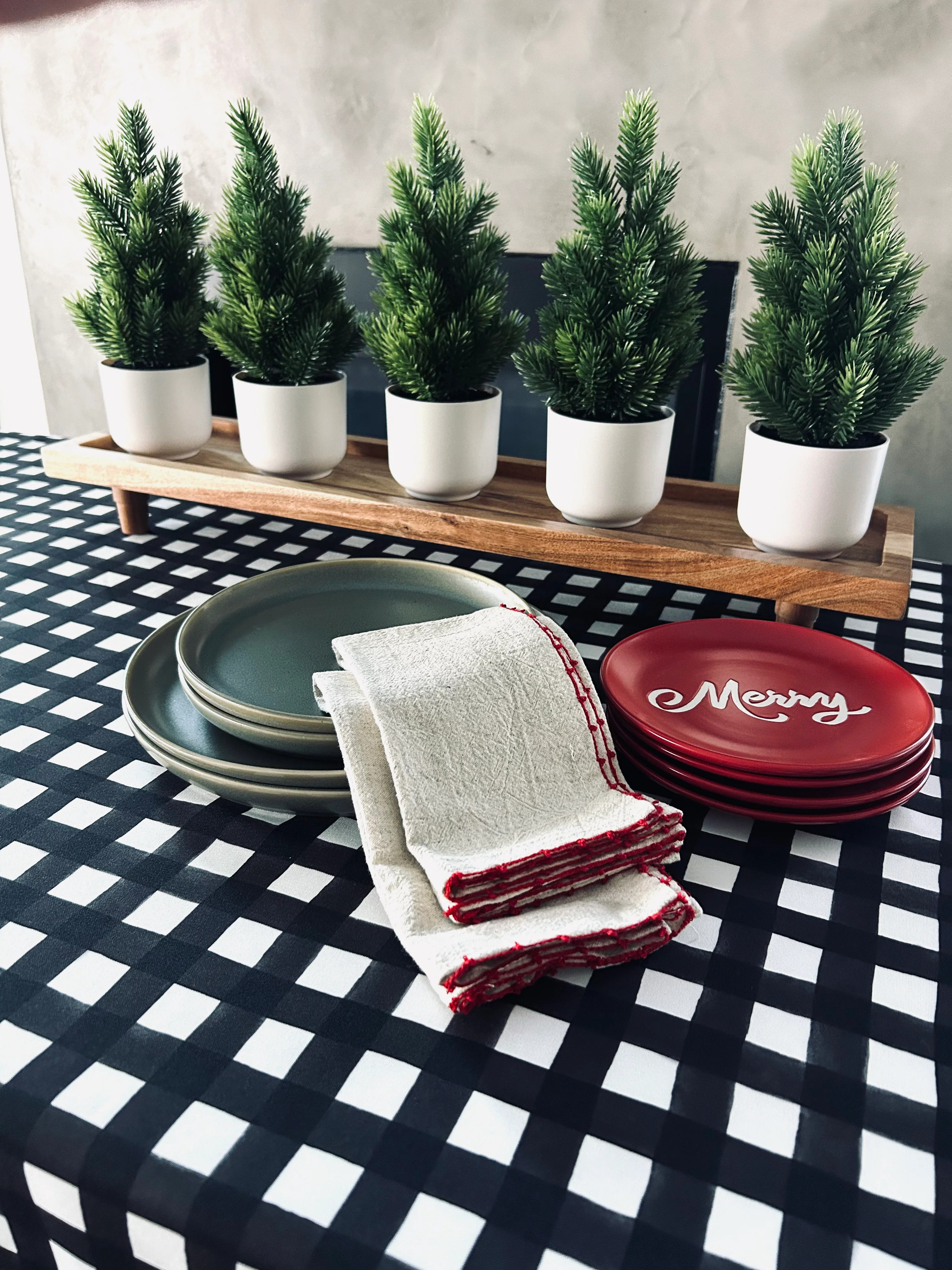 Everyday Brentwood Buffalo - Black | Table 06