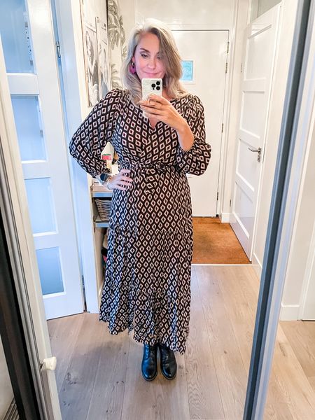Outfits of the week

Going out to dinner with friends. Wearing an easy midaxi dress with a graphic print (old from a local boutique) paired with lace up boots. 



#LTKstyletip #LTKcurves #LTKeurope