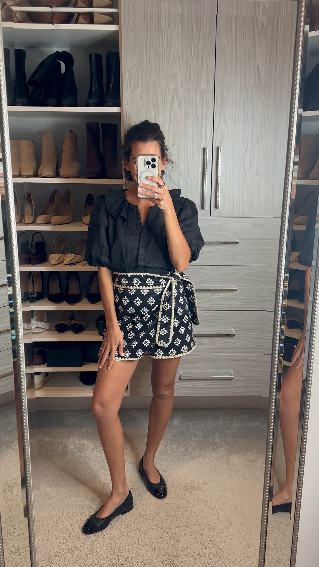 LOVE this linen top from @velvetheart I’m wearing an xs 

I’ve paired it with a skort and ballet flats