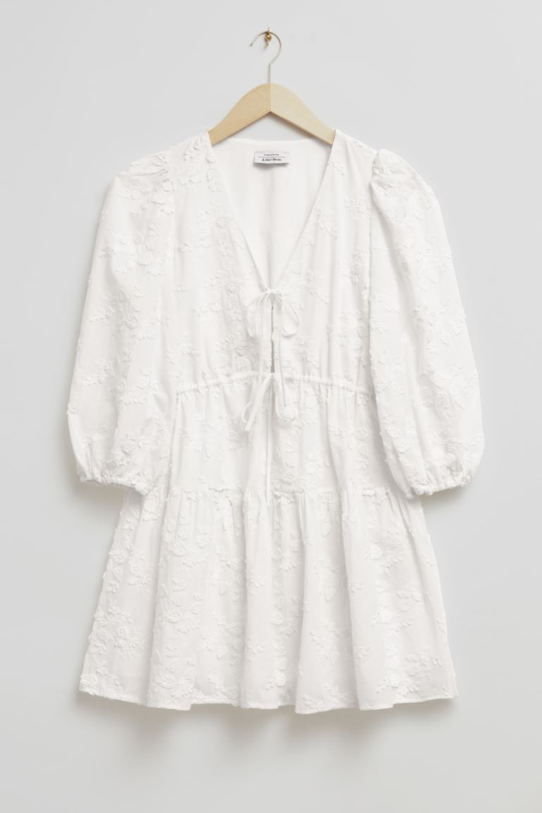 Vorne gebundenes Minikleid | H&M (DE, AT, CH, NL, FI)