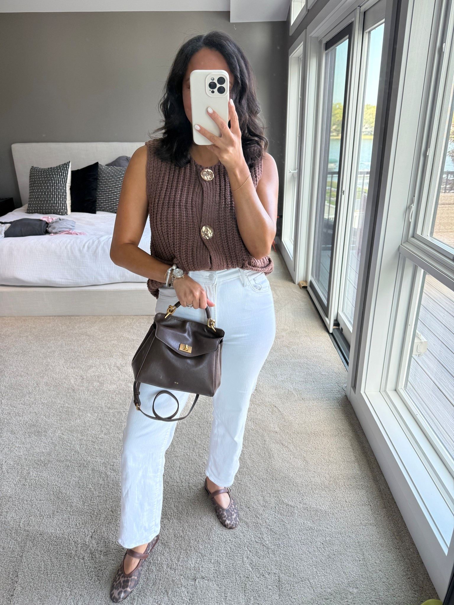 Slowly but surely transitioning into fall fits! Top, Bag, and Flats are all from Amazon. My jeans are pricey but they are the most comfortable denim I’ve ever owned! 🤎🤍