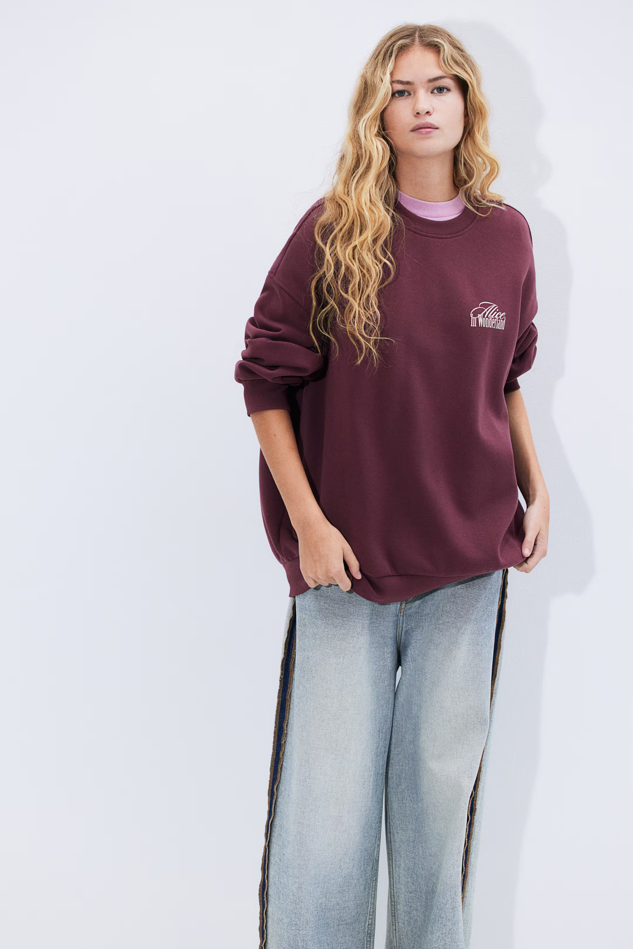 Oversized printed sweatshirt - Burgundy/Alice in Wonderland - Ladies | H&M GB | H&M (UK, MY, IN, SG, PH, TW, HK)
