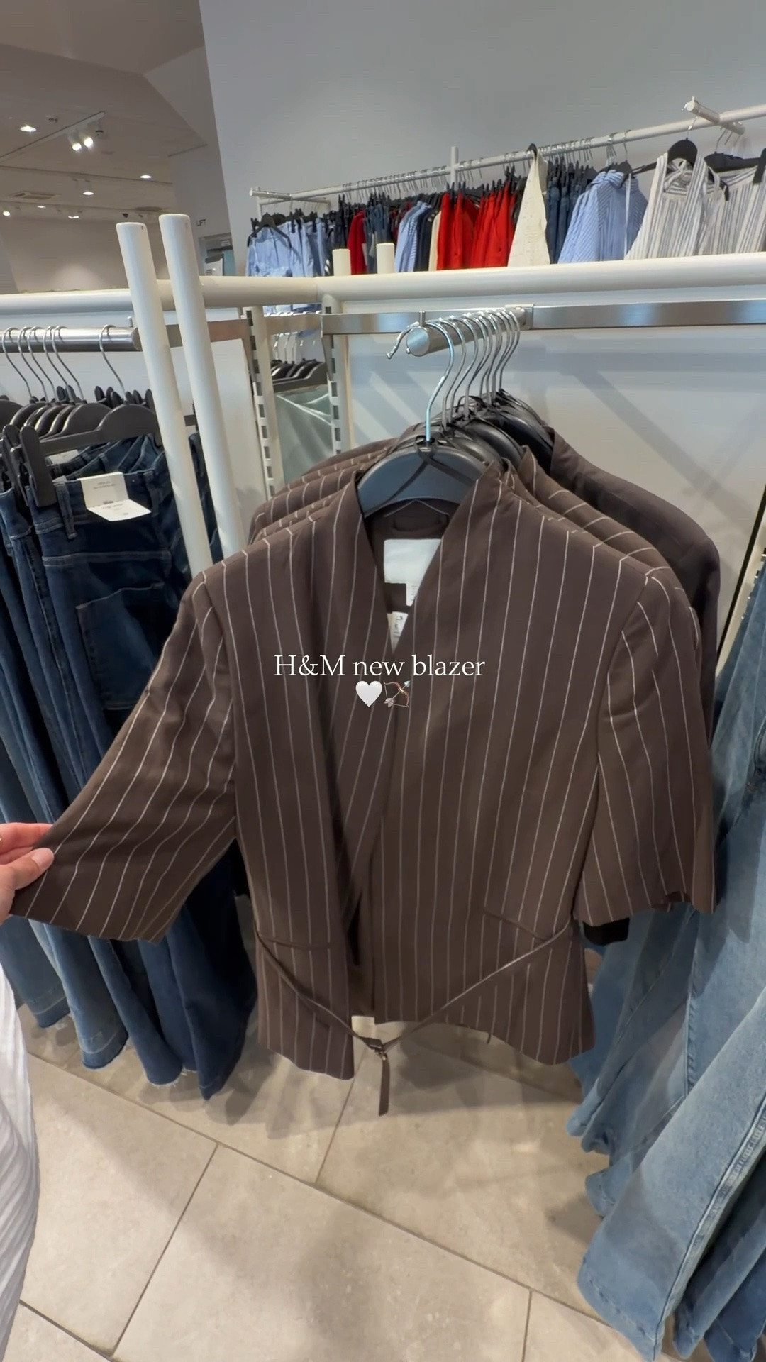 Kurzarm-Blazer von @H&M 🤍🏹

#LTKsummer #LTKworkwear #LTKstyletip