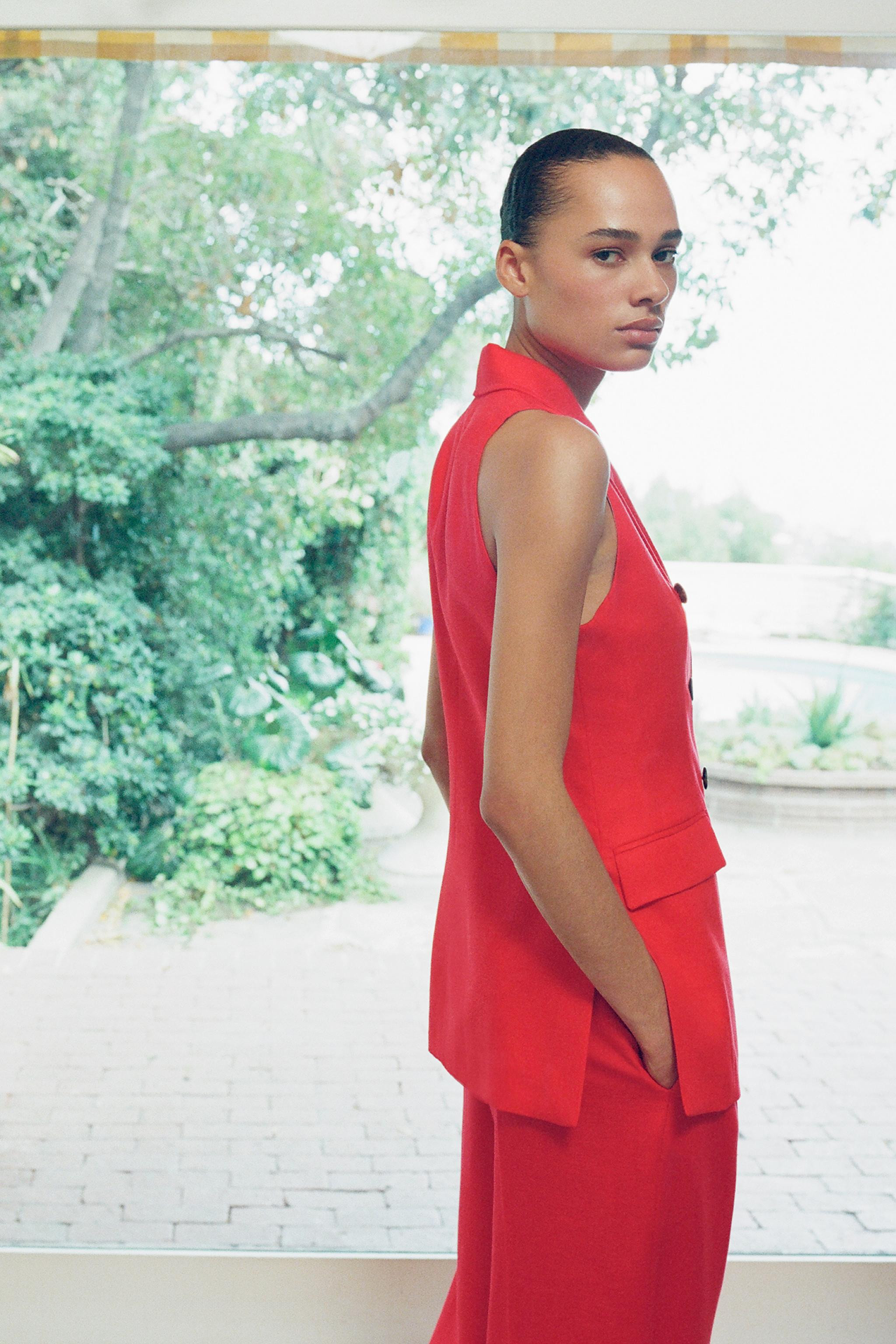 Vest made of linen fabric. Lapel collar and sleeveless. Front flap pockets. Front double-breasted... | Zara US