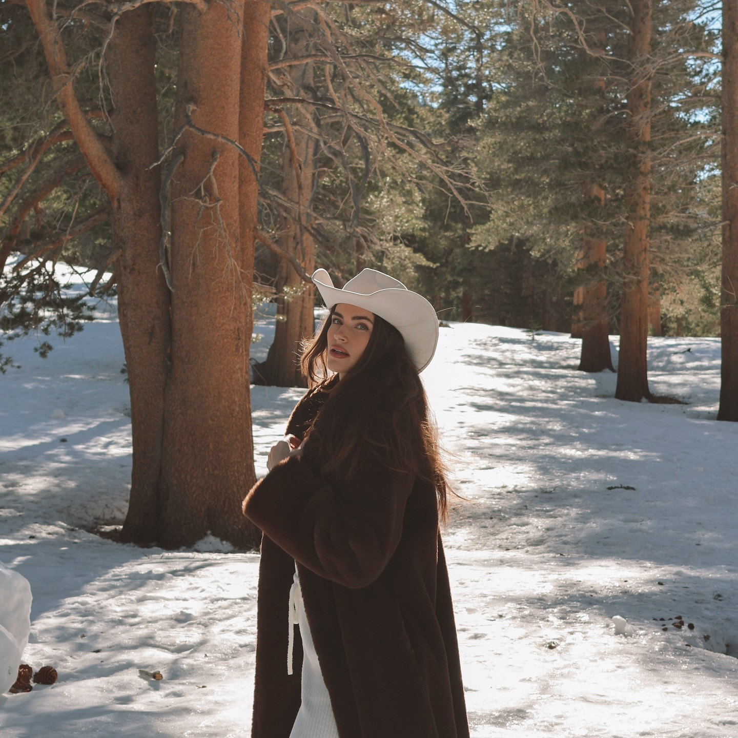 Cozy cowgirl 🏔️❄️
.
.
.
#skiseason #skioutfit #snowstyle #winterfashion #cowgirl #aspenstyle #aspencolorado #cowboyhat #furcoat #winterstyle #skibunny #snowbunny #timelessstyle #wintervibes #winteraesthetic