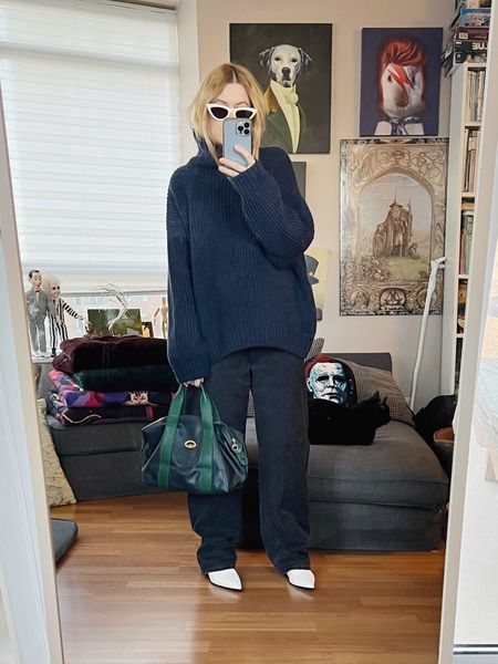 Combining navy and black used to be on of those weird fashion rules. I’ve been increasingly drawn to navy blue recently. It’s hard to tell but my bag is also navy.
Bag vintage, sunglasses consigned.
. 
#winterlook  #torontostylist #StyleOver40 #90svintage  #celine #secondhandFind #fashionstylist #slowfashion #oldceline #FashionOver40  #MumStyle #genX #genXStyle #shopSecondhand #genXInfluencer #genXblogger #secondhandDesigner #Over40Style #40PlusStyle #Stylish40


#LTKstyletip #LTKover40 #LTKfindsunder100