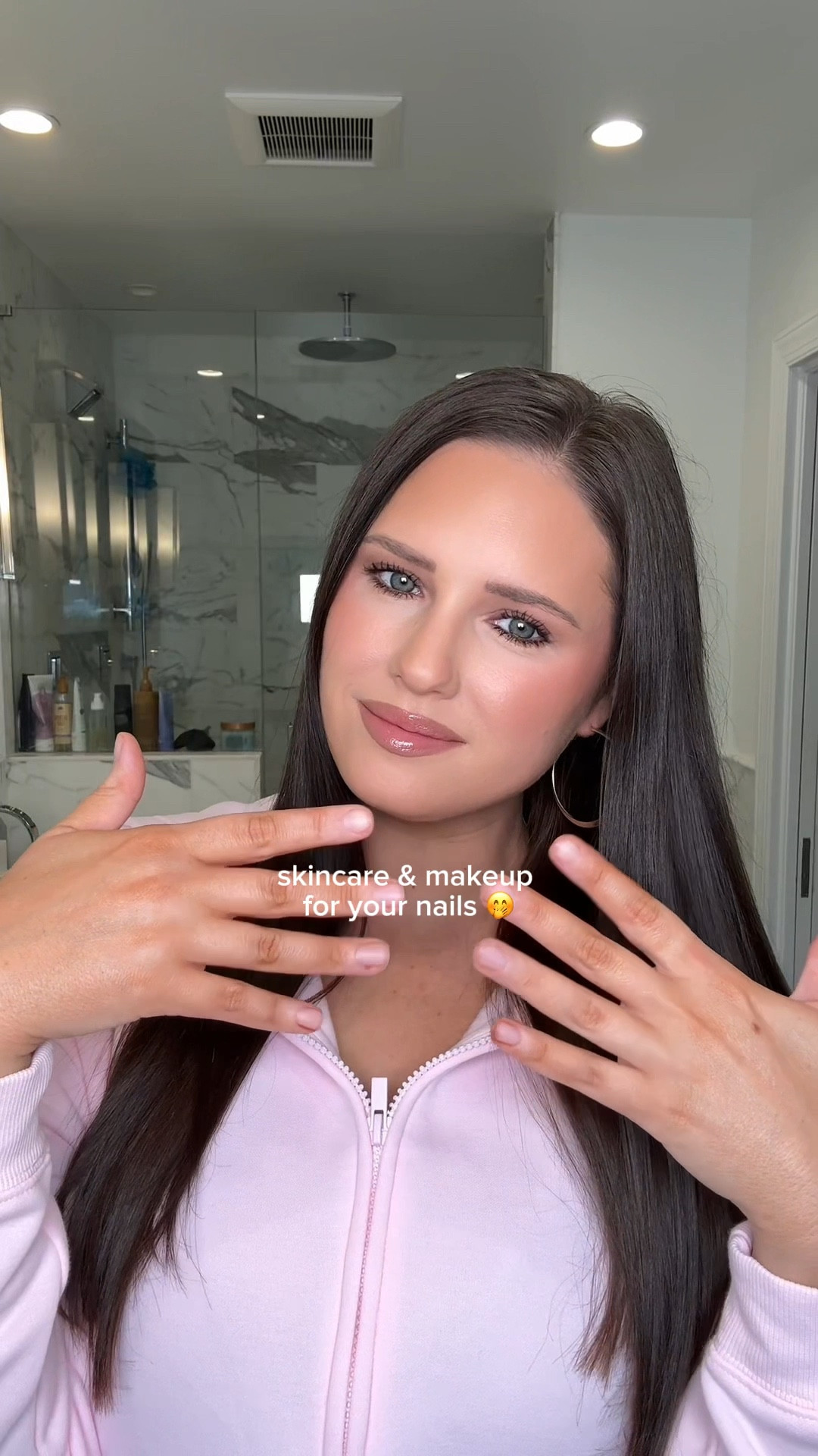 A true beauty filter, this hybrid care & make-up polish strengthens the nail plate with its patented formula, enriched with chestnut extract, niacinamide and AHAs, and 78% natural origin