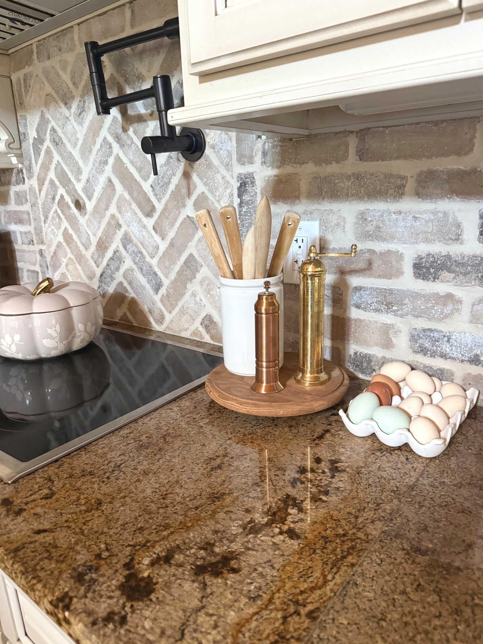 Fall kitchen 🍂

Fall kitchen decor
Pumpkin decor
Soup season
Fresh egg crate
Cookbook

#LTKHome #LTKFindsUnder50 #LTKSeasonal