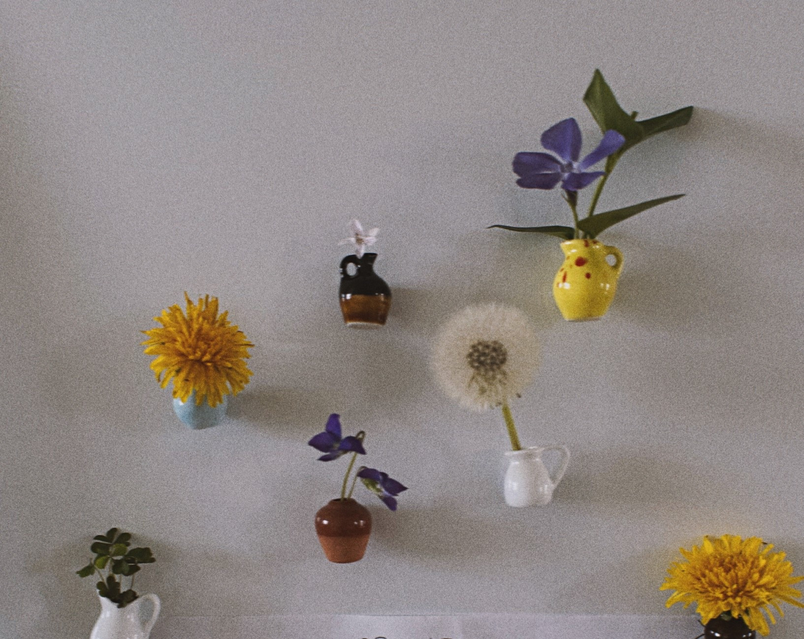 I don’t know about you, but I love when my girls bring wildflowers in from outdoors💐 

I happen to find these cute little magnetic vases that stick to my refrigerator and I love watching the girls change the florals out. if you’re a mama, you need to snag these 🌸✨🏺