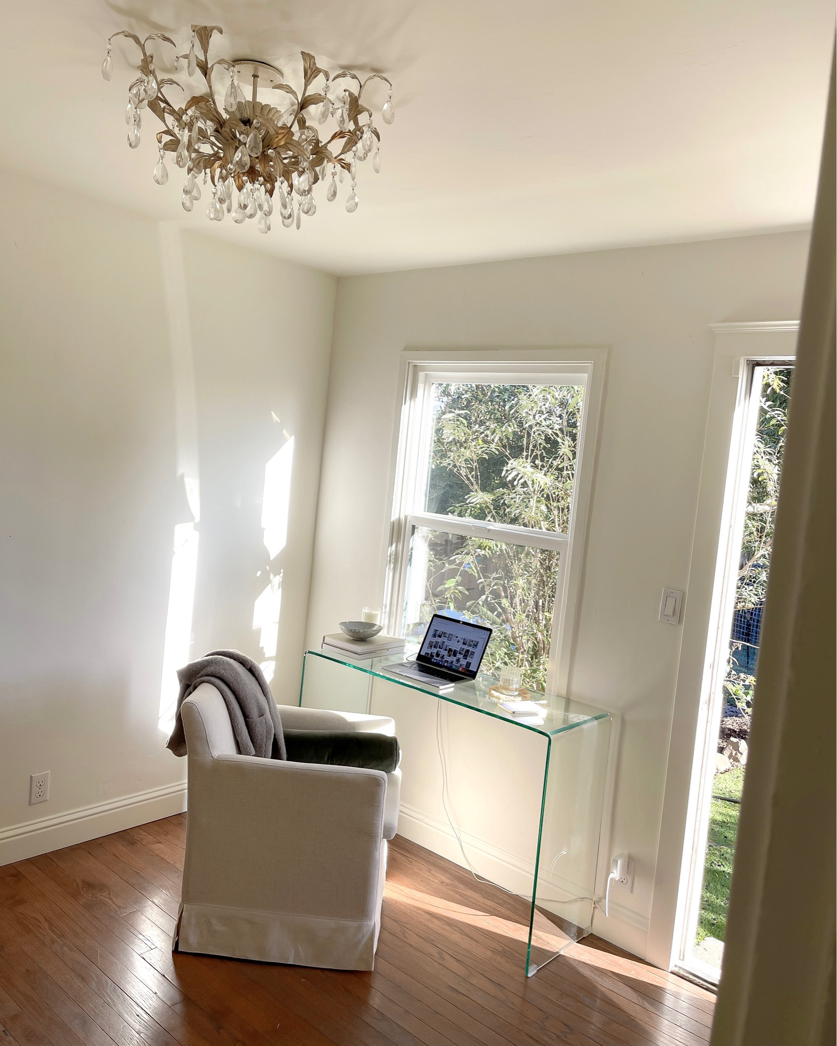 Scenes lately from a home that's slowly coming together. A glimpse into my little office space and our living room. 🫶🏼

~~ 

For inquiring minds, several items are featured in today’s blog post and in our home shop (girlmeetsgold.com/home-shop) 🕊️



#LTKFind #LTKhome #LTKunder100