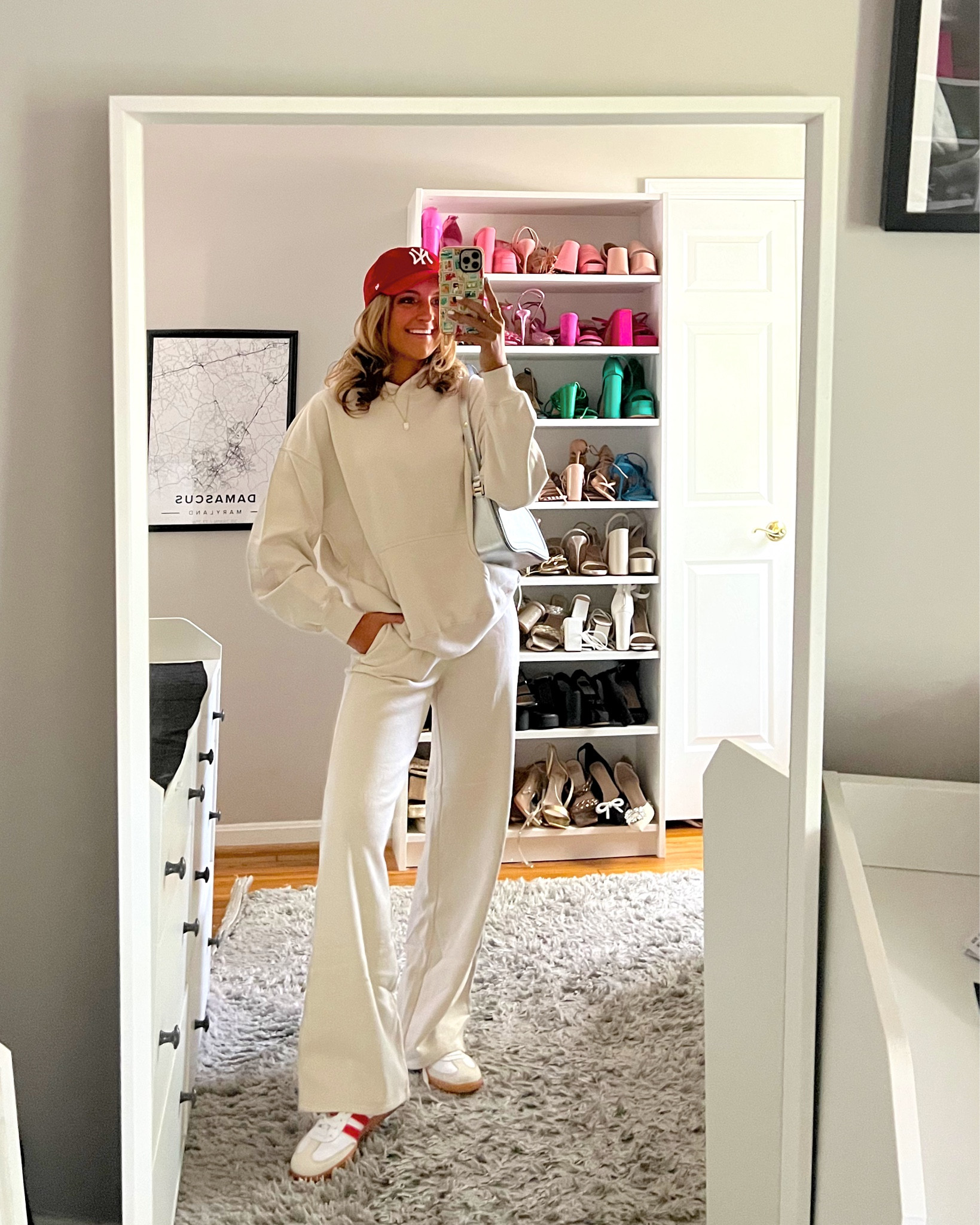 casual everyday fall outfit from Hollister. use code HCOMCKENZ for an extra 20% off your purchase (yes it’s stackable)🍂💕

wearing a XXS in sweatpants and a small in sweatshirt 