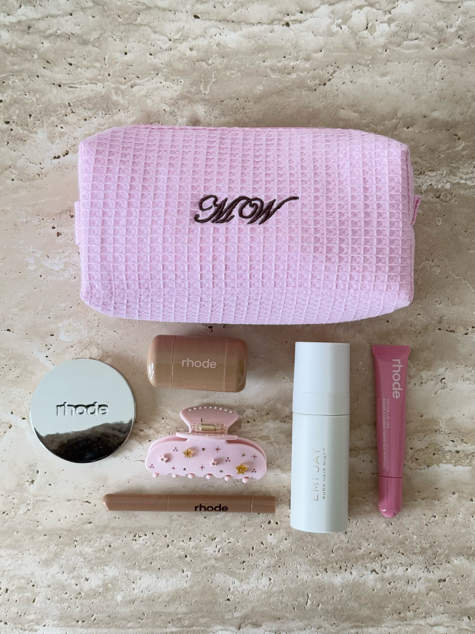 rhode lip shape in twist!!! i also love lean and stretch 💗 #rhodeskin #rhode #haileybieber 