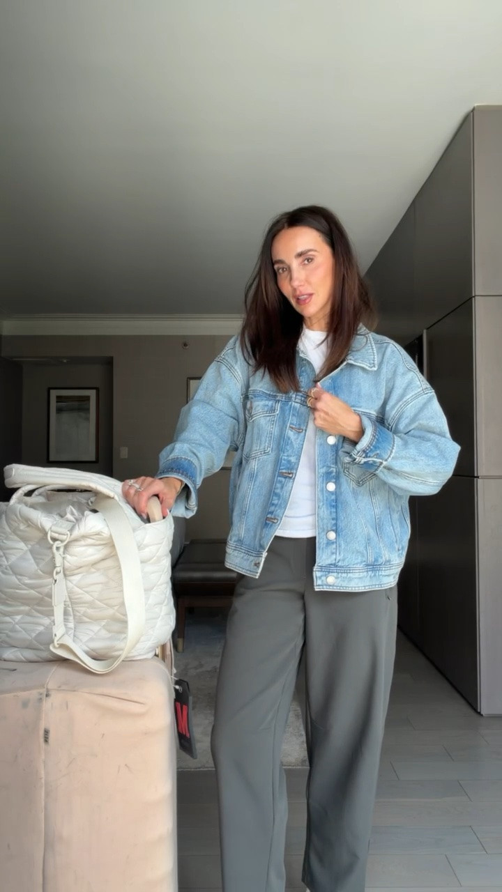 LTKCON travel fit. I’m wearing m in jacket, s in tee and 0 in pants . Sneakers are so comfy and machine washable, if in between sizes . Size up