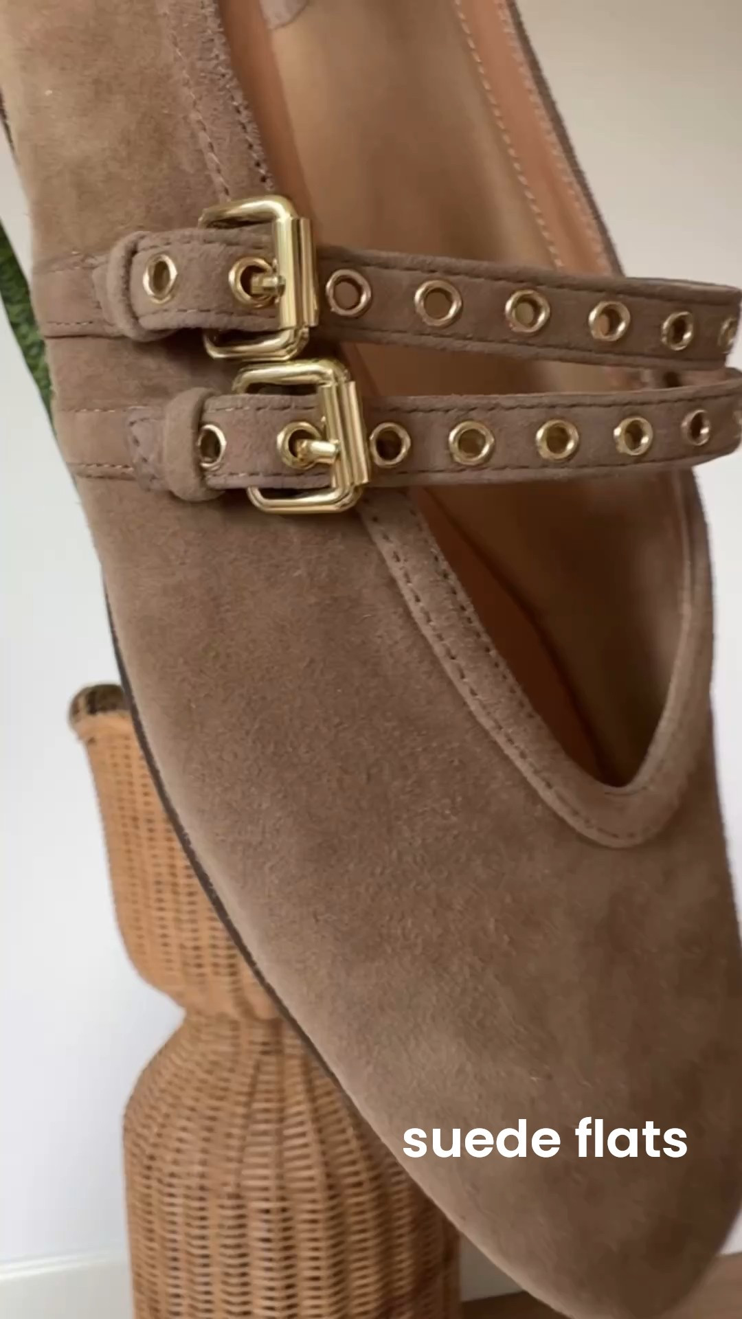 The perfect suede flats to have in your wardrobe, so comfortable and such a chic look. Love! It’s also comfortable 💛 

#LTKStyleTip #LTKShoeCrush #LTKootd