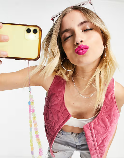 Reclaimed Vintage Inspired - Fluwelen bodywarmer met borduursel in roze  | ASOS | ASOS (Global)