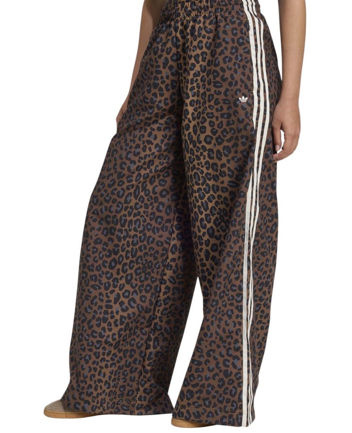 These adidas oversized track pants are such a vibe! 😍 The relaxed fit + fun retro inspired print give off that effortless “cool girl” energy and I love that I can style them now and right into fall 🍂👟

I can already see myself pairing these with a cropped hoodie, cap, and sneakers for a cozy, casual look on repeat.

Linking them here because they won’t last long! 🙌


#LTKFindsUnder100 #LTKStyleTip #LTKSaleAlert