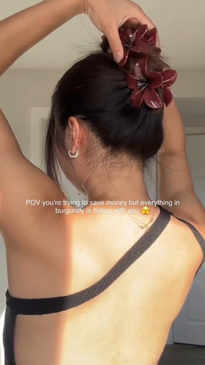 Everything in burgundy: 1, me: 0 🫣

#floralclawclips #flowerclawclip #clawcliphairstyle #clawcliptutorial #clawclipbun