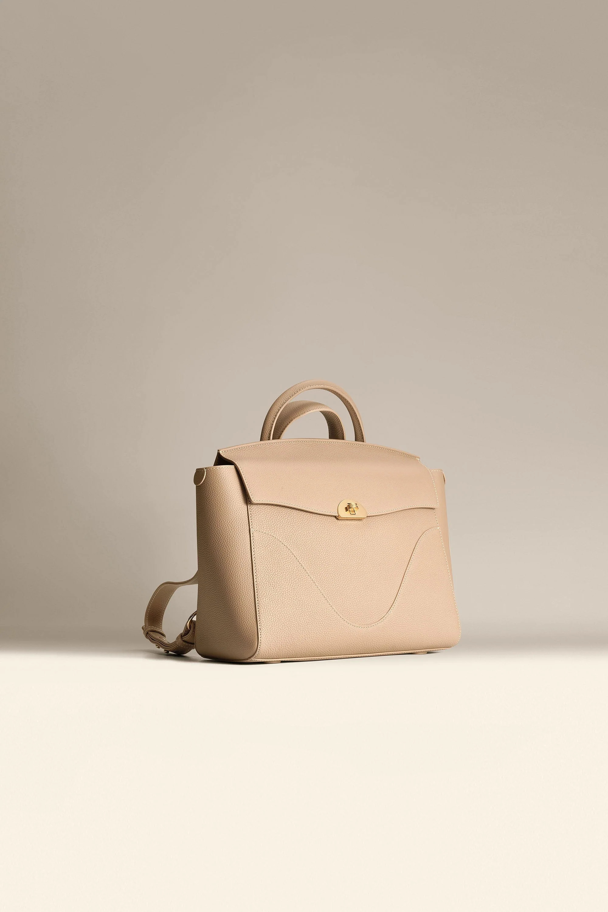 Shop Wavia Bag - OLEADA: Functional Leather Work backpack for Women | OLEADA