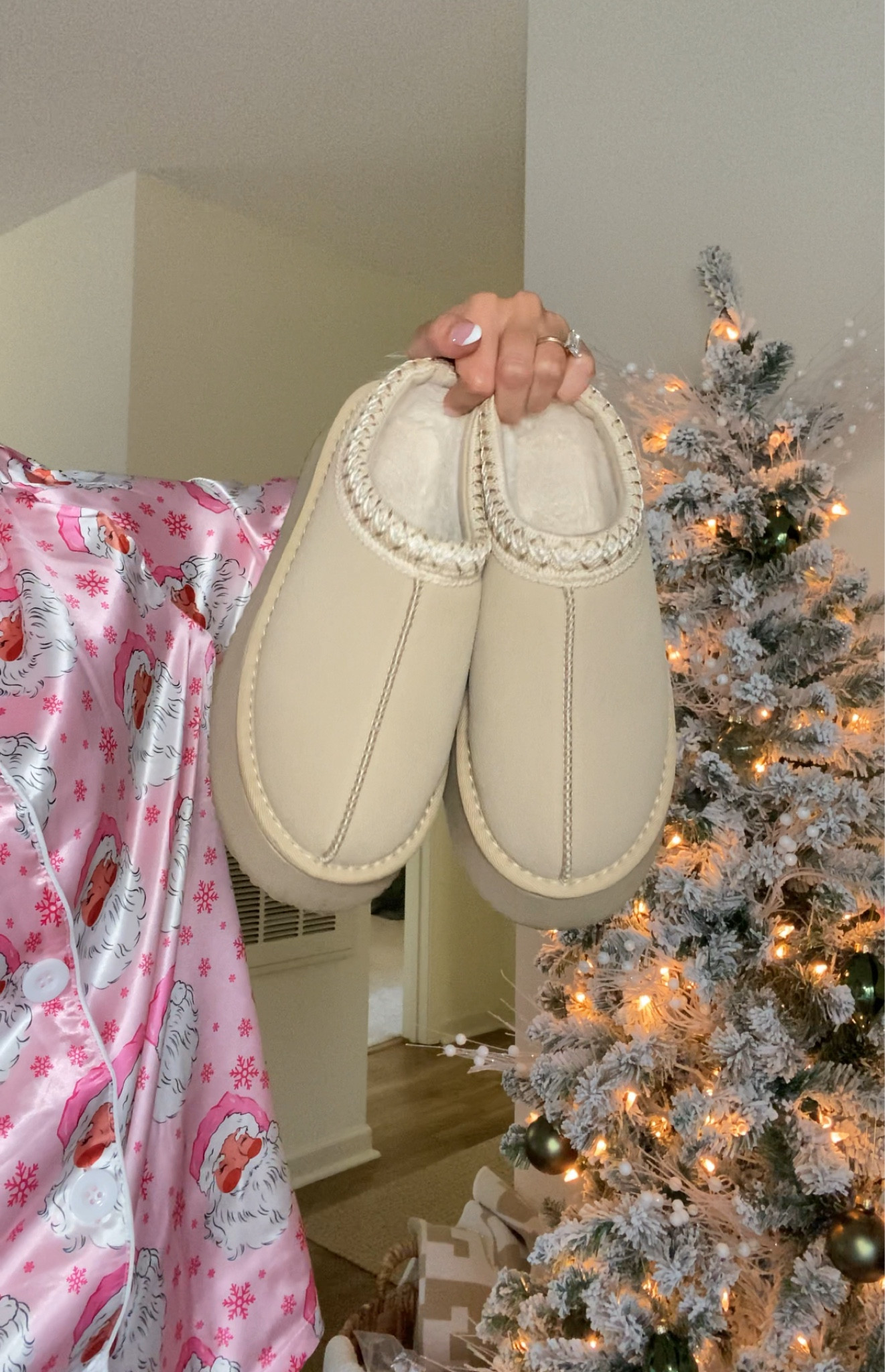 These comfy slides are a winter must-have! AND would be an amazing gift this Christmas!

#LTKHoliday #LTKGiftGuide #LTKFindsUnder50