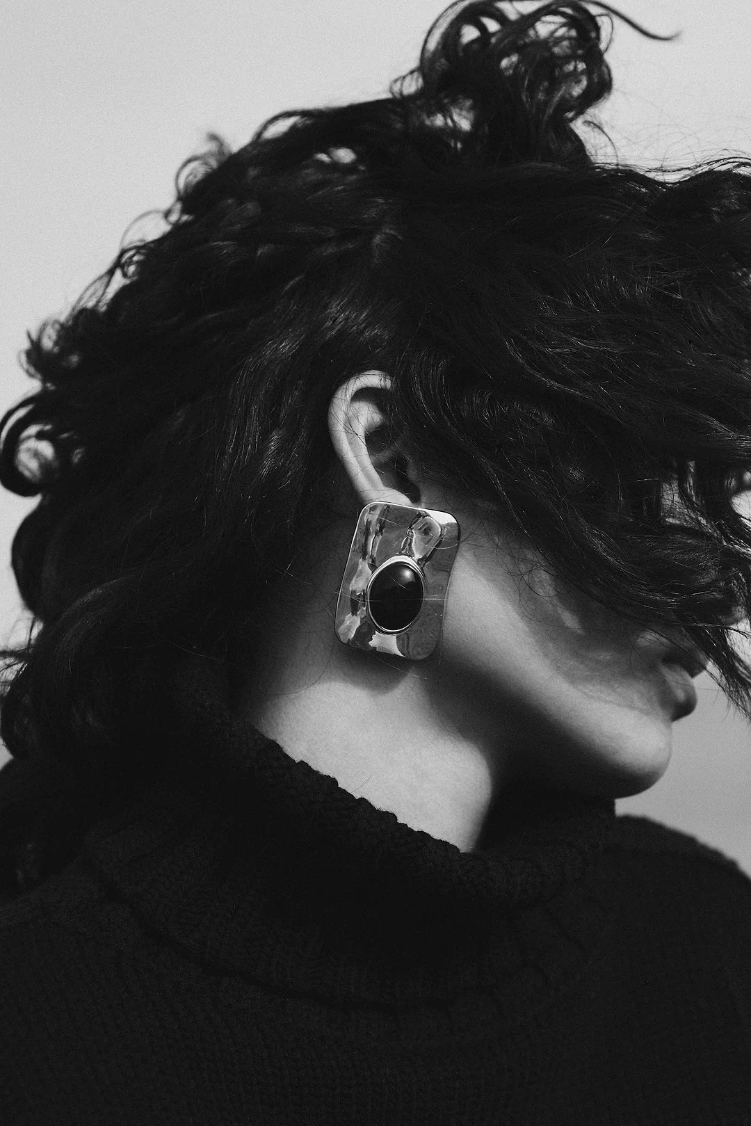Hammered Stone Earring (Gold/Black) | SAME
