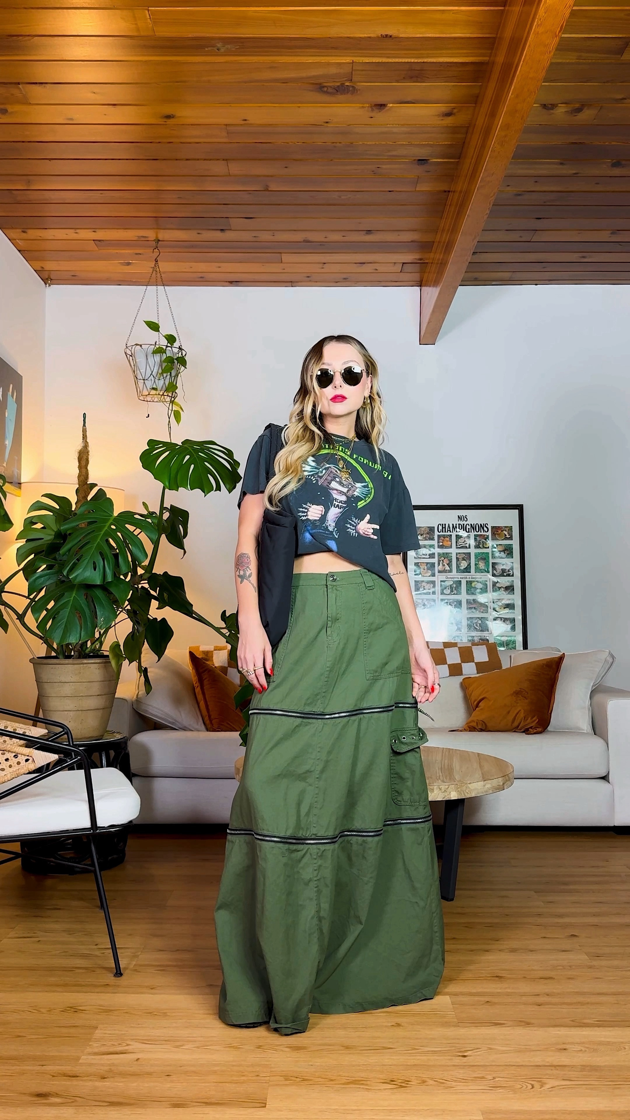 The skirt zips into a mini and midi🤯💚