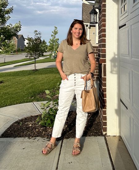 Just an ootd to share!  
Basically my normal everyday outfit but with white pants! 
#ootd #whatimwearing #casualwear

#LTKSeasonal #LTKStyleTip #LTKMidsize