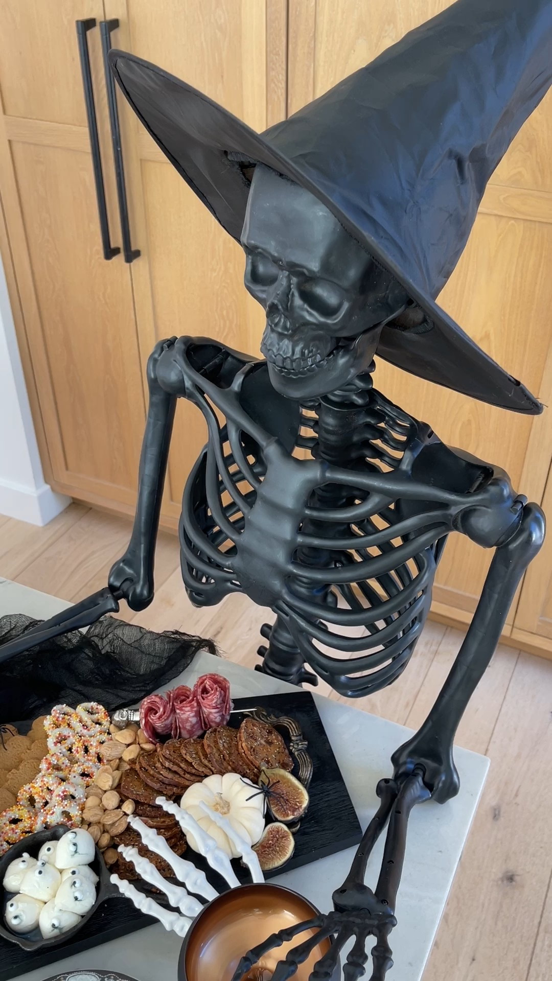 Halloween party hosting favorites 💀🖤

Home decor
Fall 

#LTKSeasonal #LTKHome