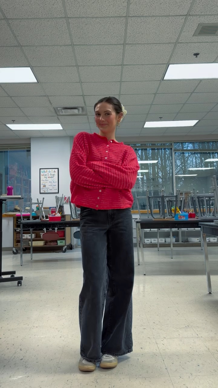 Another week of teaching, another week of colorful outfits!!🎨👩‍🏫 
•
•
•
#artteacheroutfit #teacheroutfit #teacherfit #springoutfits #ootd