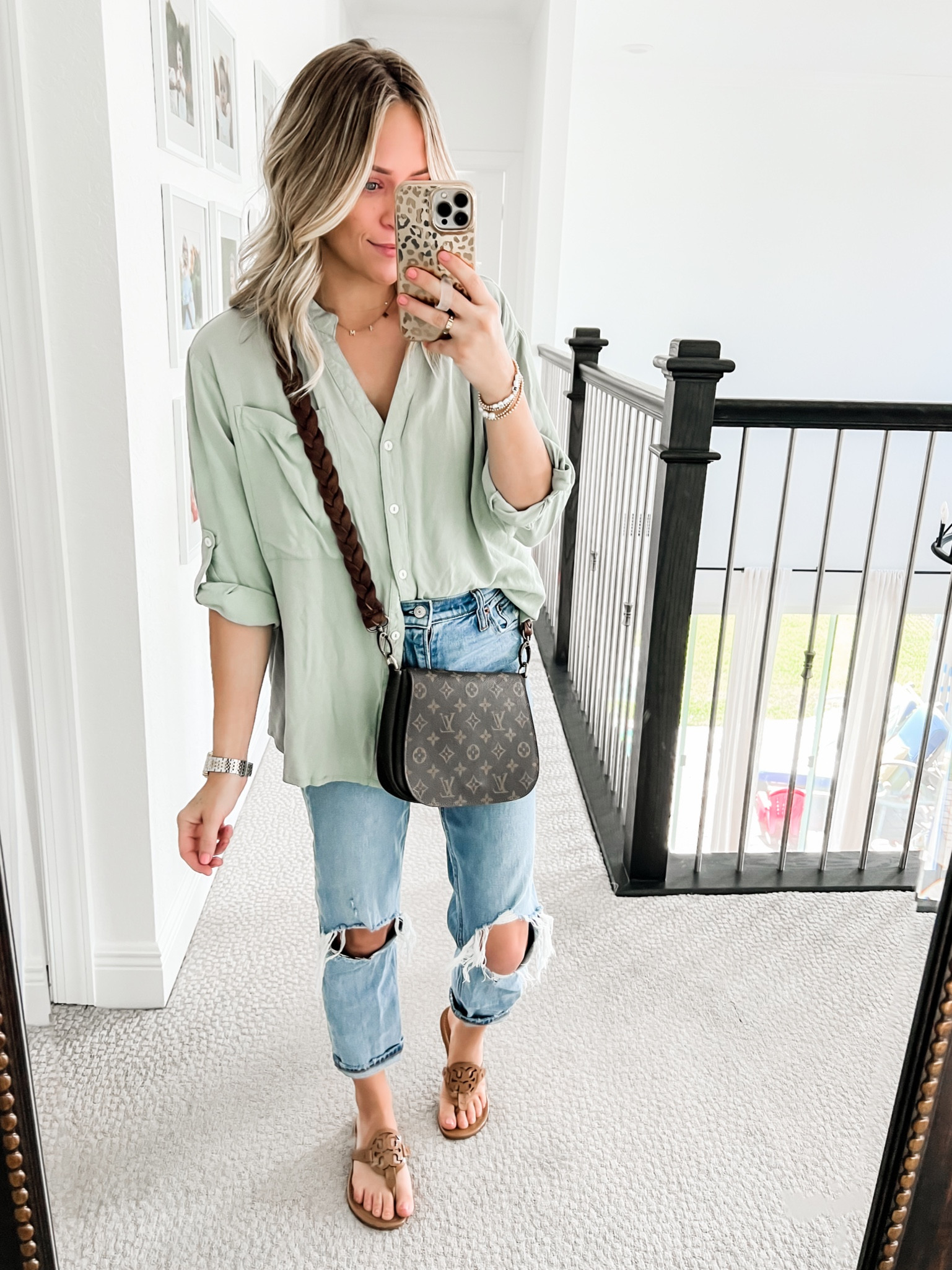 Simple vibes 
Wearing did small in top
Size 25 in jeans 