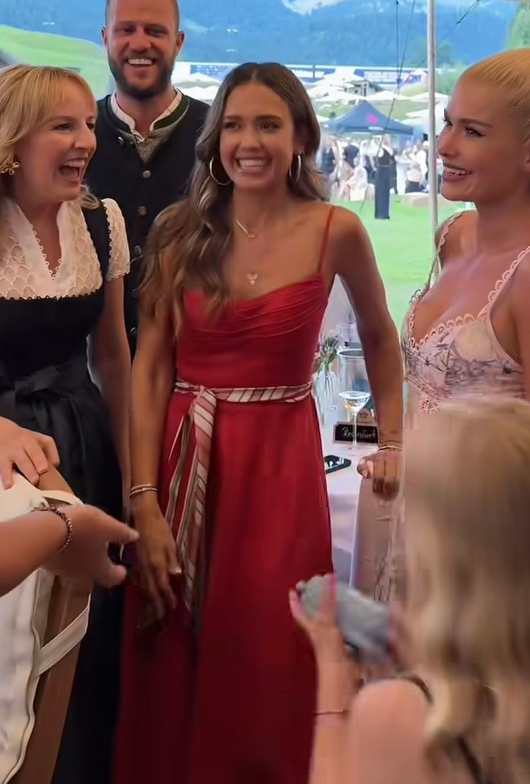 Jessica Alba's red scarf-detailed linen midi dress￼