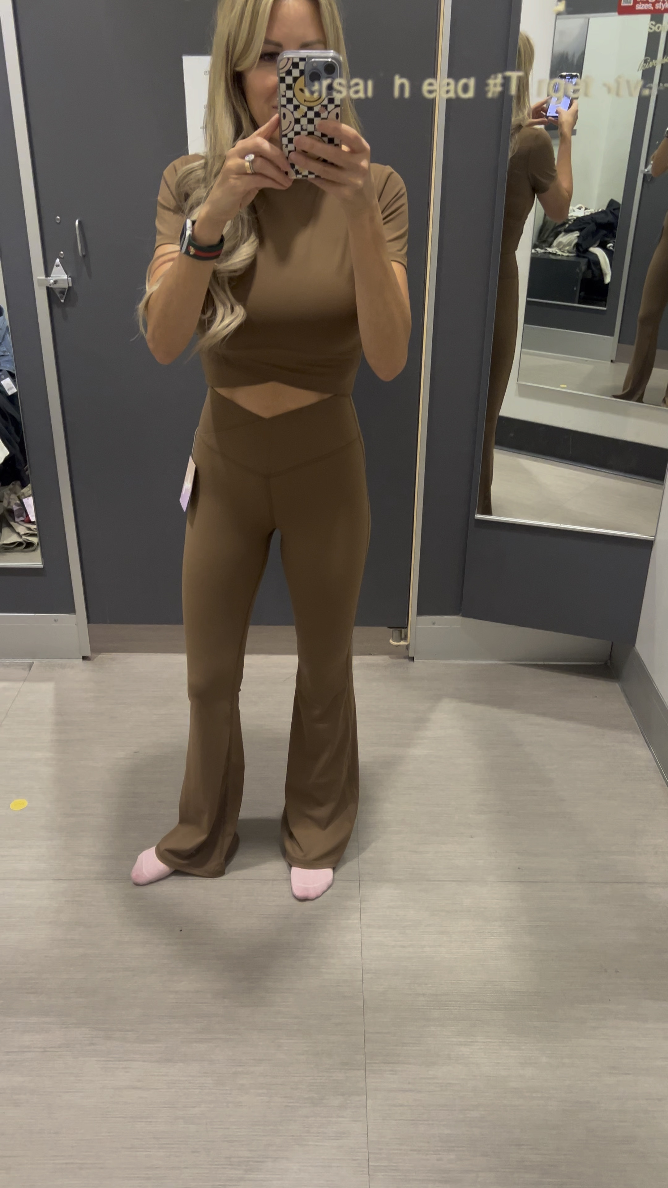 🤎🤎🤎 give me all the browns for Fall! Love this set. Butter soft and I love the V details 

Wearing a small in both 