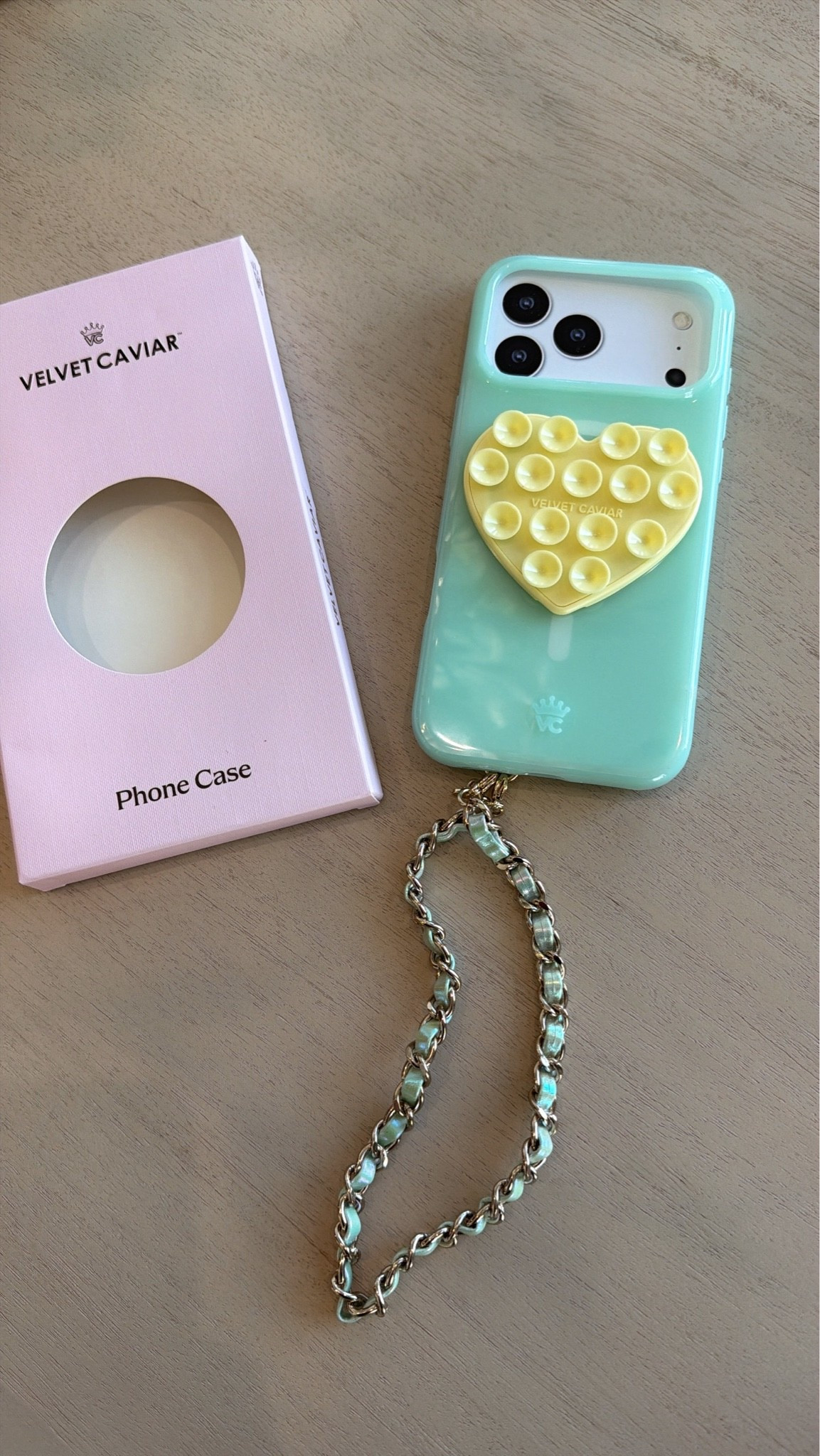Cutest phone case & chain for summer 🐬 
💛