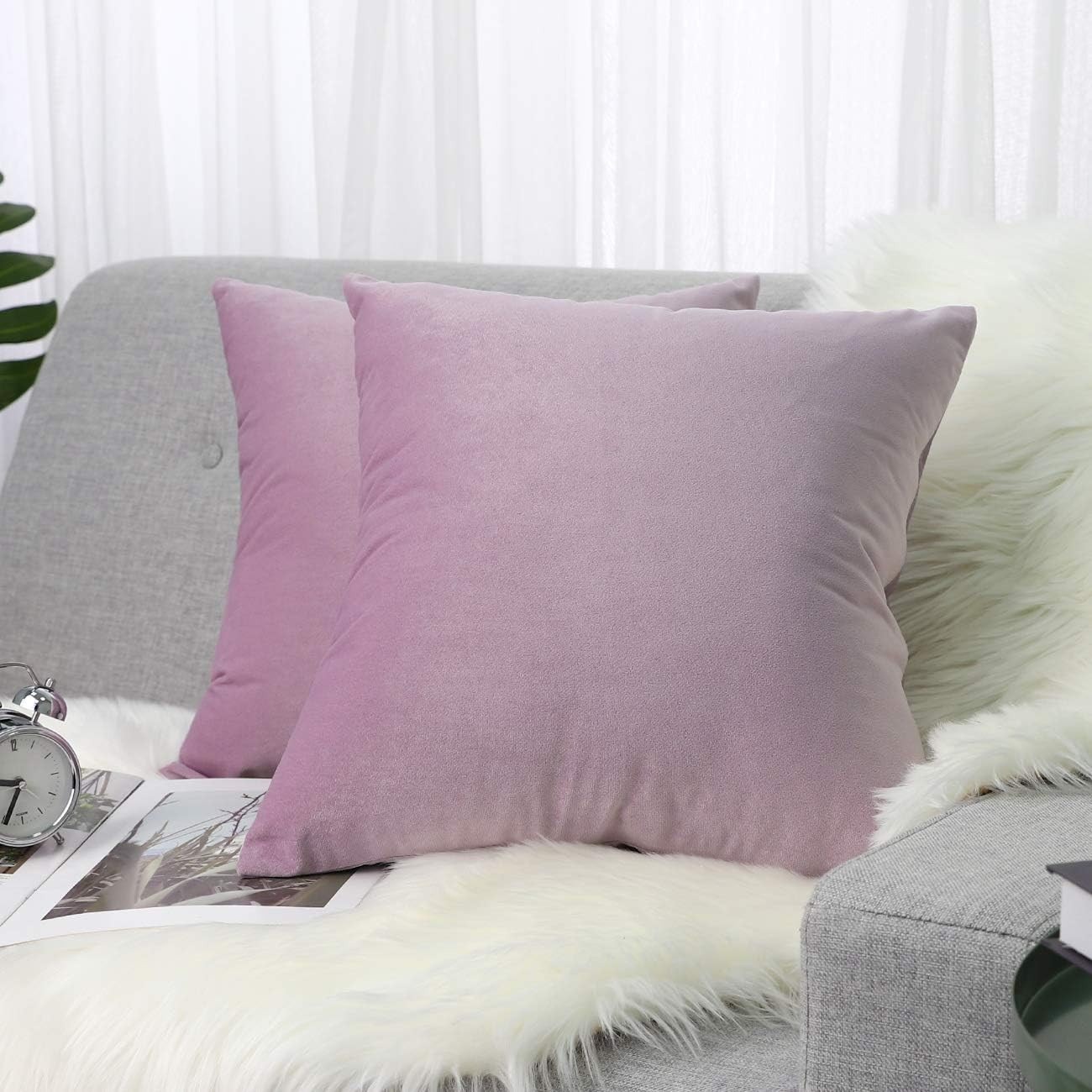 Lewondr Velvet Soft Throw Pillow Cover, 2 Pack Modern Solid Color Square Decorative Throw Pillow ... | Amazon (US)