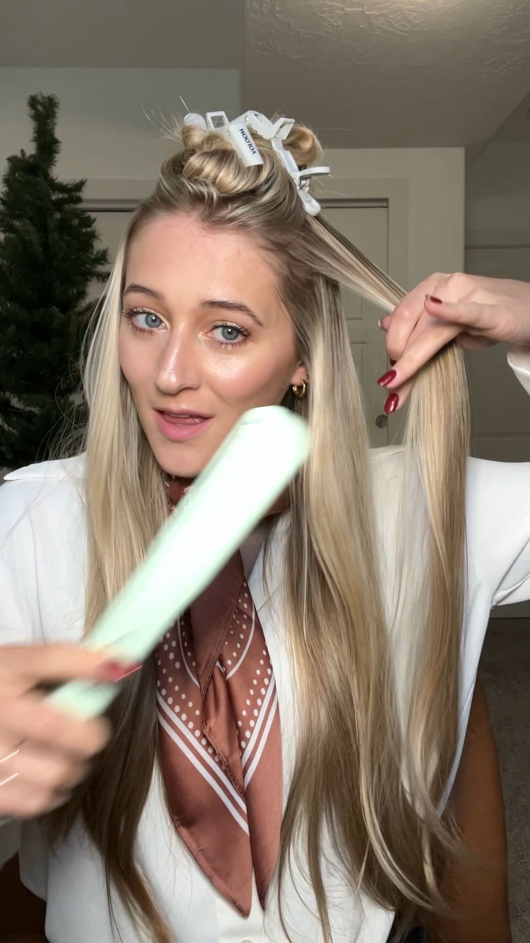 Do you wake up with flat hair and have that one anoying piece that always sticks up weird? 😳 OMG ME TOO! 😂 @VOLOOM makes it easy for me to get volume without ratting my hair and breaking it!🙌🏼 

🎁 Use my 20% off discount code: Michelle20 and buy one for someone who has flat hair. 

#voloom #gifted #volumehair #hairvolumehack #viralhairtools 