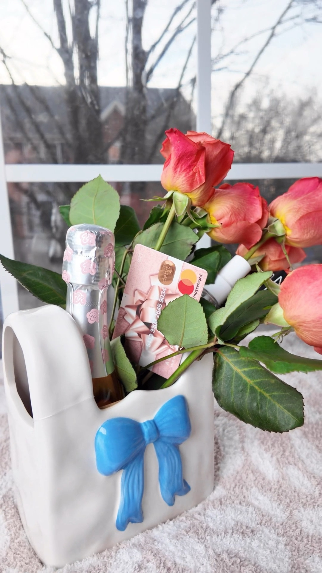 A simple gift… made unforgettable. 🎁
Sparkling, flowers, beauty items, and a gift card inside a purse-shaped vase.
The perfect way to make someone happy. 💐✨

#LTKSeasonal #LTKBeauty #LTKHome