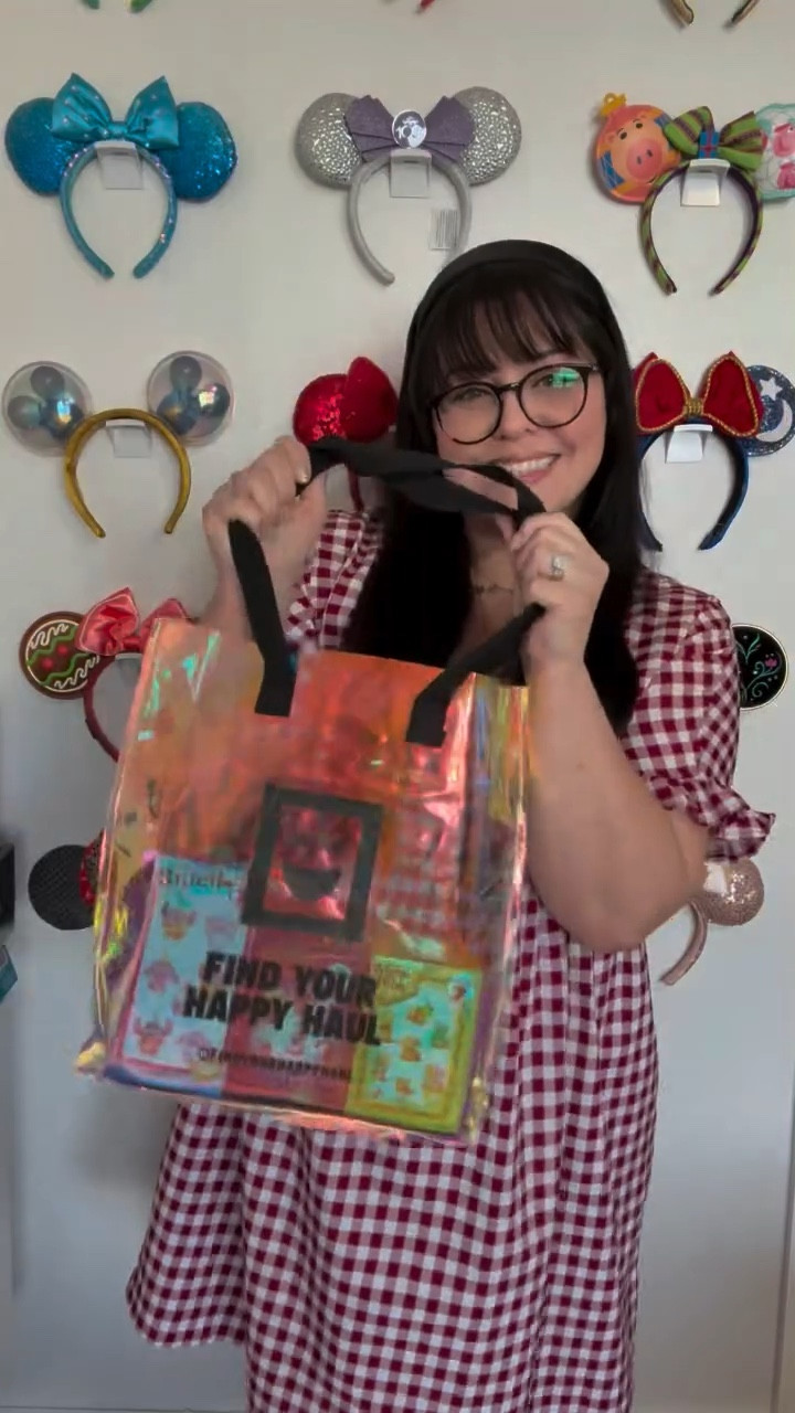 it’s a happy haul unboxing! 🩵🥰 we were given a @findyourhappyhaul first look at @toy_fair last month and I couldn’t believe how many cutie mystery blind boxes they unveiled! They were kind enough to give us a bag to take home for our own little happy haul. We received a Disney Stitch Snow Cone Swirl, Harry Potter Cliff Hangers, and Winnie The Pooh Hunny Crew 🍯 which is your favorite? I can’t get enough of Scrump and now I’m on a mission to check out some of the other varieties — especially the Disney Fresh Picked and Disney Scents of Style 👏🏻 🙌🏻 

✨ comment MYSTERY for a link to shop Happy Haul 😁 #blindboxes #disneycreator #disneyunboxing #njblogger