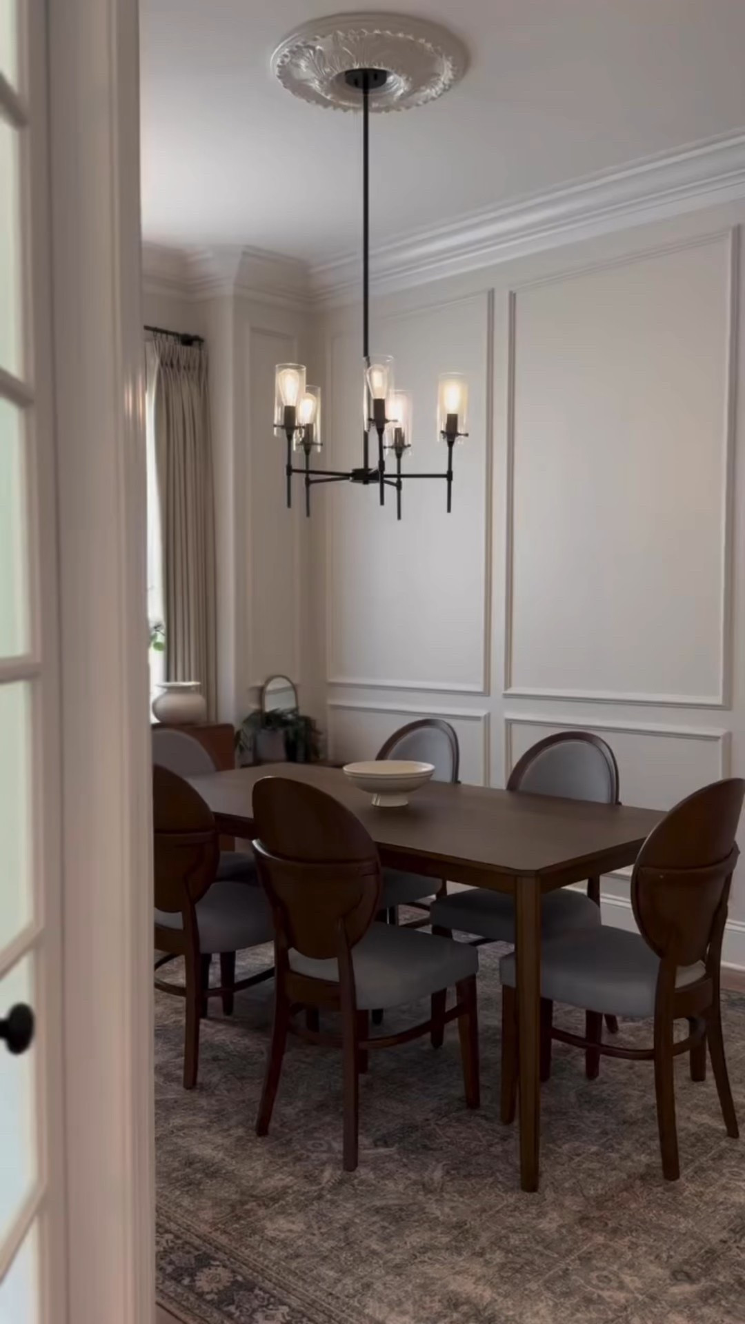 A modern but cozy dining room. 🤎