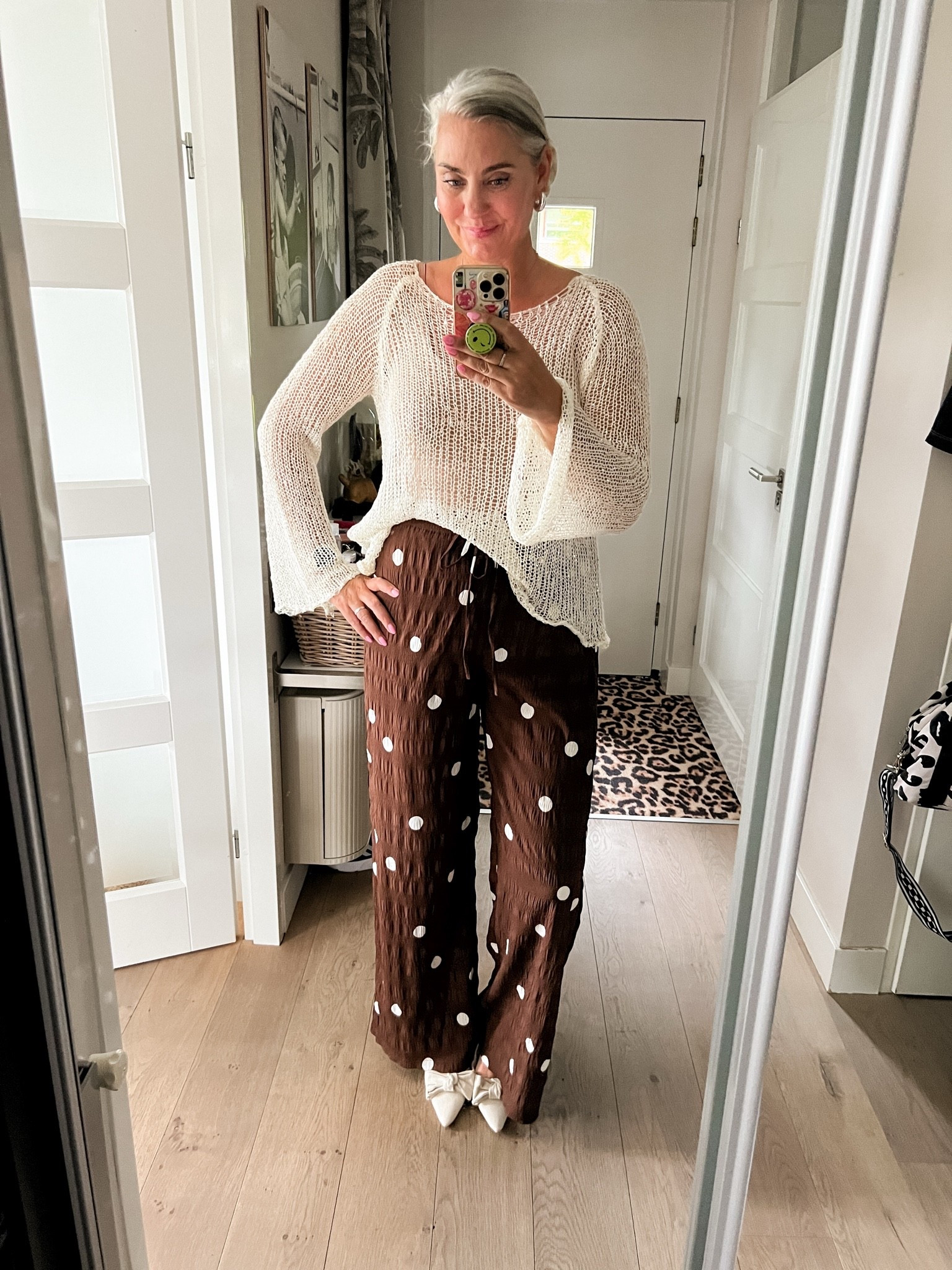 OOTD - Zaterdag. Een beige opengewerkte trui met pailletten (XL) en daaronder een huidkleurig hemdje, bruine polkadot broek (maat 40) en beige slingbacks met strik.

#LTKnederlands #LTKeurope #LTKmidsize