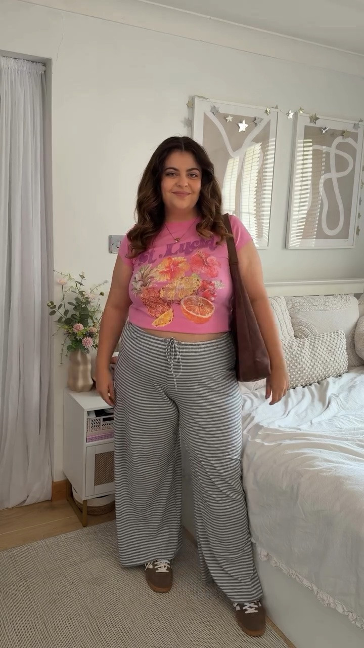 he most underrated outfit combination- a baby tee with some wide leg trousers 🙂‍↕️ 

Comment link and I can send you all of the outfit details 💕

#midsizeootd #summeroutfitideas #midsizegirl #comfortableoutfits