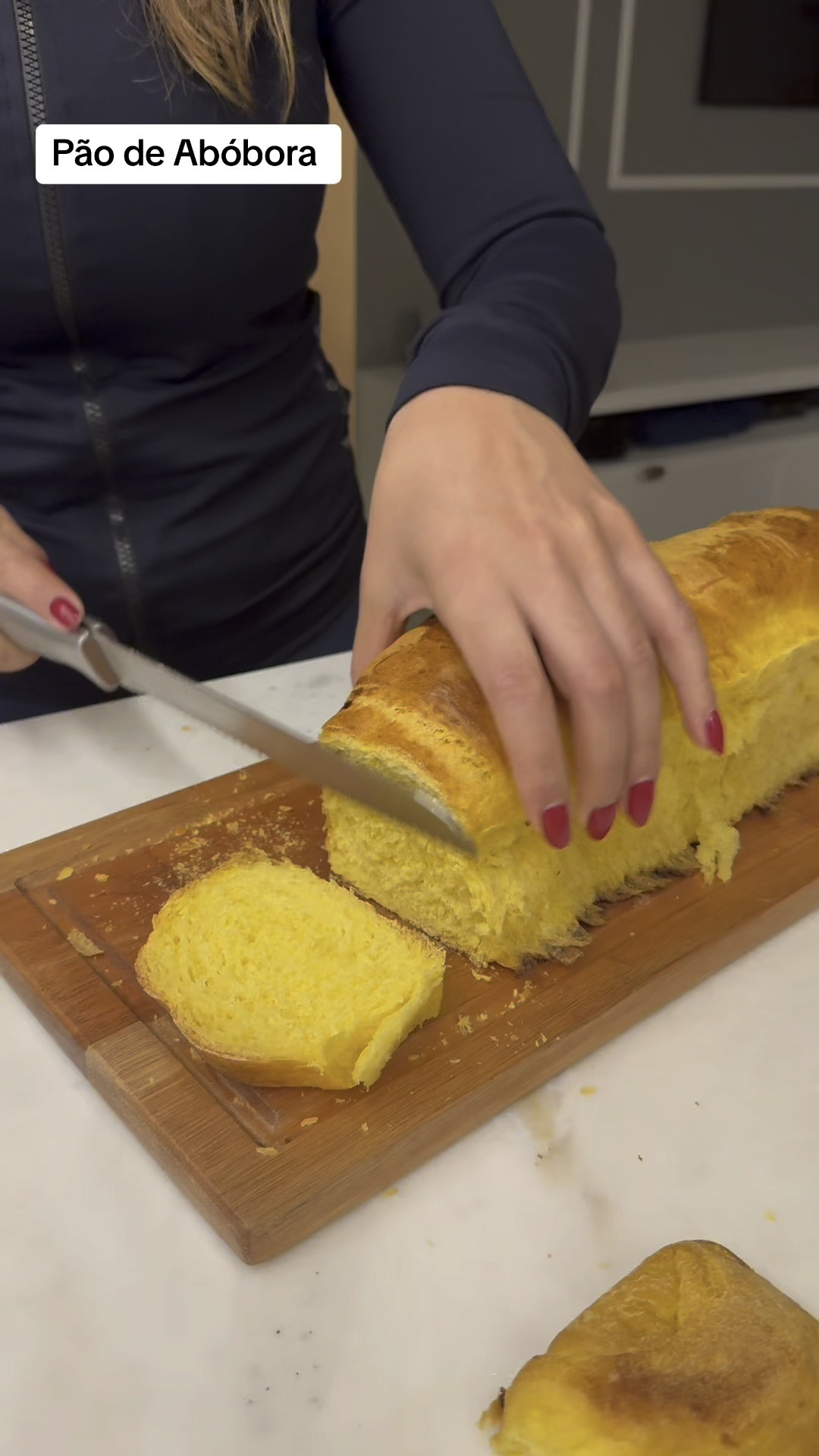 Pão de Abóbora 
 ⭐️Receita fácil e que vai levar, ao menos, 4 horas de preparo. 
.
Ingredientes
Esponja:
- 400 g de abóbora cozida  
- 300 ml de leite (batido com a abóbora) 
- 1 ovo 
- 30 ml de óleo 
- 2 colheres de sopa de açúcar 
- 15 gramas de fermento biológico 
Mistura bem e deixa fermentar por 30 minutos. 

Pão: 
Esponja (feita previamente) 
1,200 g de trigo 
1 1/2 colher de sal
Adiciona o trigo na esponja aos poucos, até conseguir sovar a massa sem grudar nas mãos. 
Deixa fermentar até dobrar de tamanho. 
. 
Divide a massa em 3 partes e modele os pães como preferir. 
Pode deixar fermentar por mais 50 minutos. 
Se quiser, pincele com gema batida com açúcar. 
. 
Asse em forno em 180/200 graus até ficar dourado. 
.
Corte o pão após 30 minutos

#LTKwinter #LTKhome #LTKbrasil